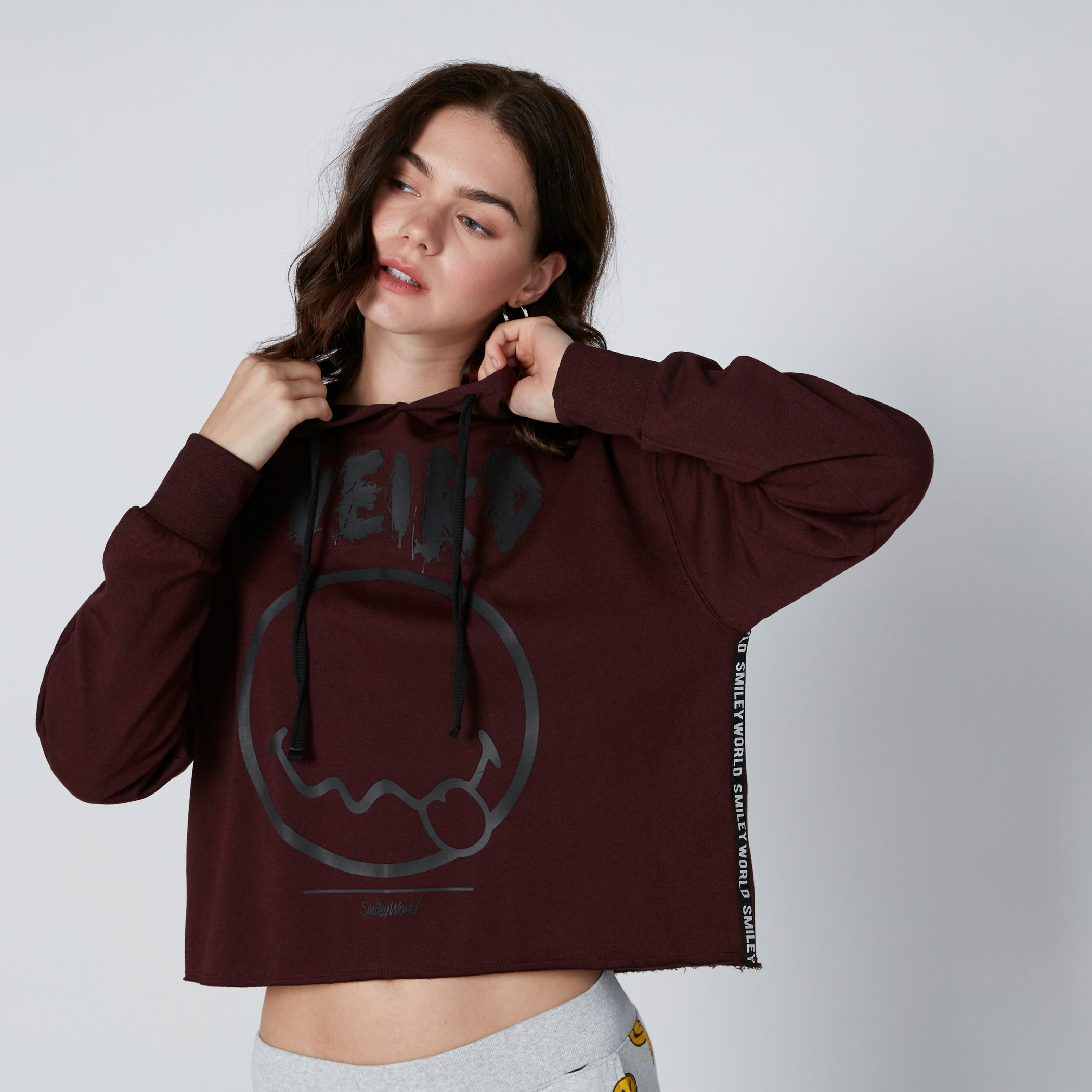 سويت شيرت فضفاض بقبعة وشريطة وطبعات سمايلي وورلد-women-winterwear-hoodiesandsweatshirts-hoodies-image-1