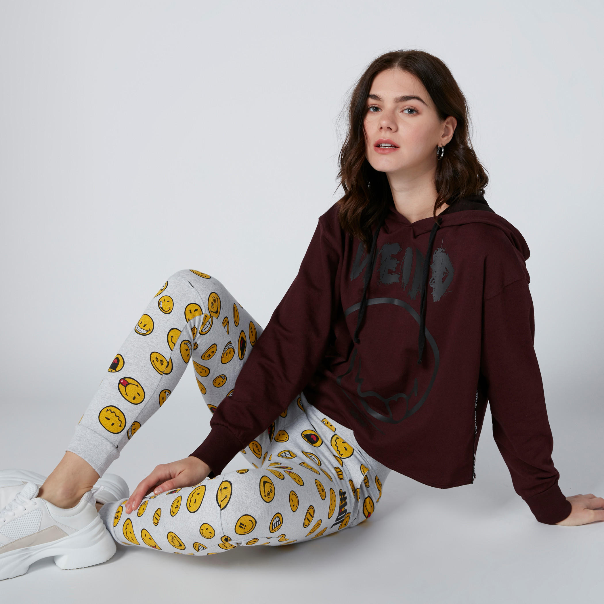 سويت شيرت فضفاض بقبعة وشريطة وطبعات سمايلي وورلد-women-winterwear-hoodiesandsweatshirts-hoodies-image-3