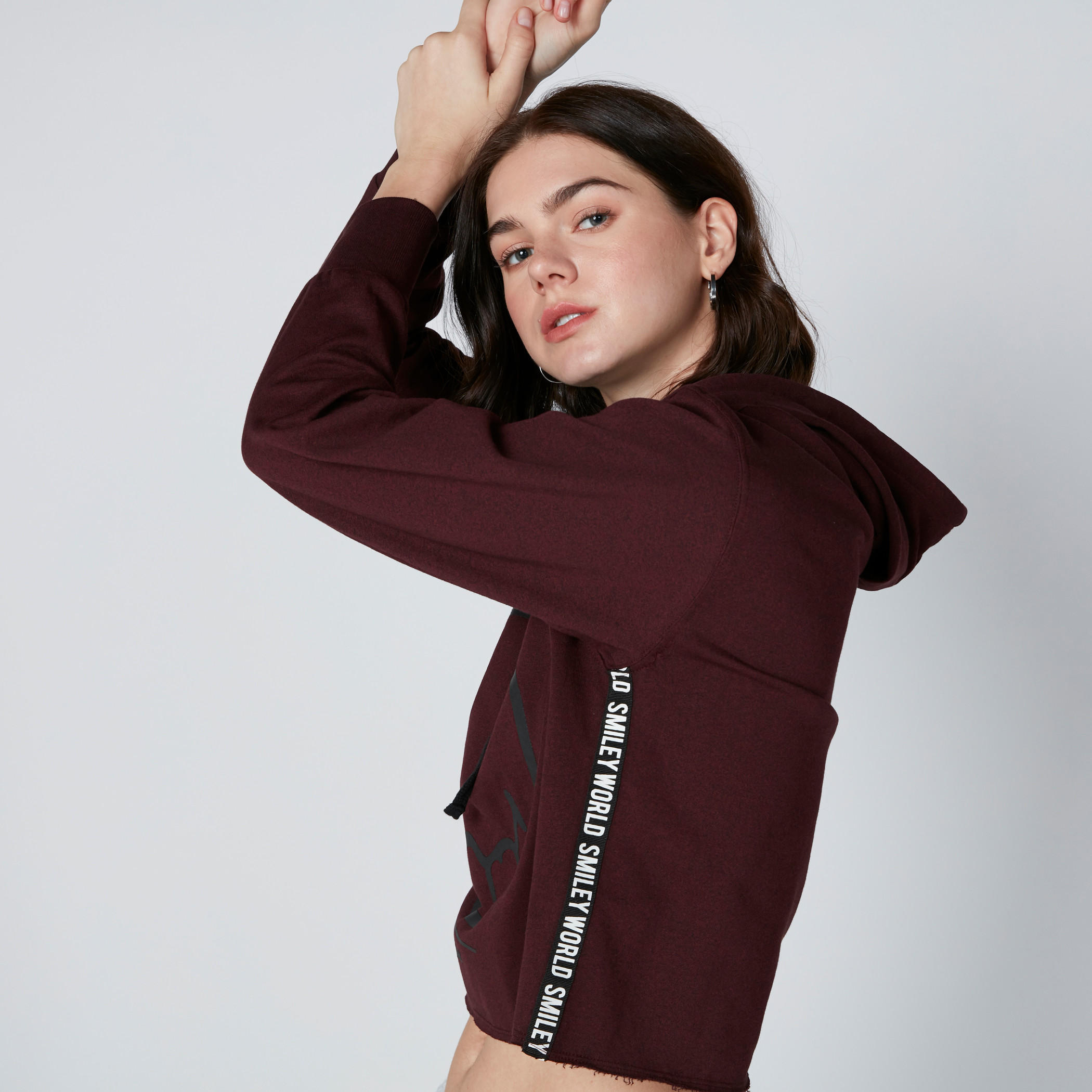 سويت شيرت فضفاض بقبعة وشريطة وطبعات سمايلي وورلد-women-winterwear-hoodiesandsweatshirts-hoodies-image-4
