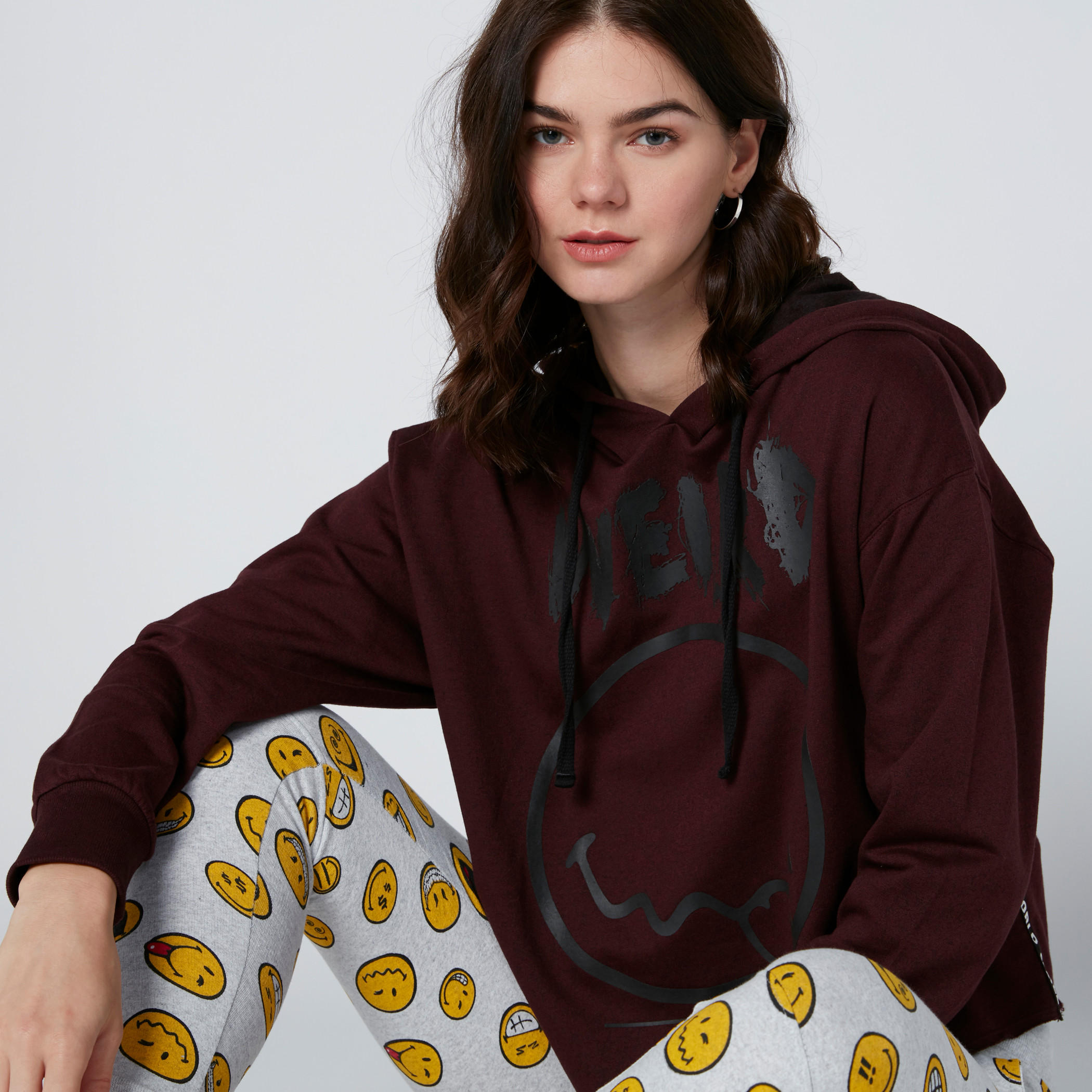 سويت شيرت فضفاض بقبعة وشريطة وطبعات سمايلي وورلد-women-winterwear-hoodiesandsweatshirts-hoodies-image-5