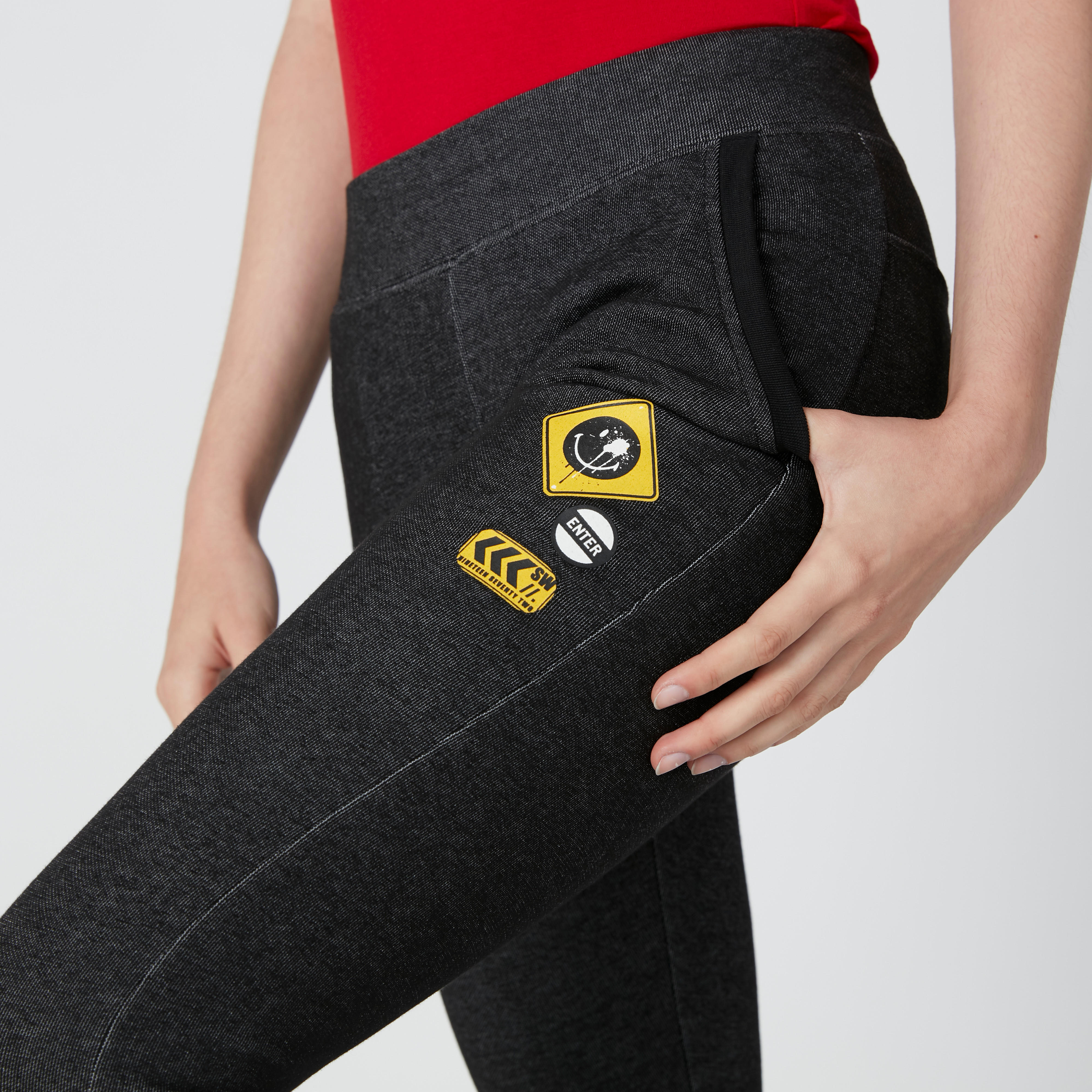 بنطال سليم فيت بخصر متوسط الارتفاع وجيوب سمايلي وورلد-women-clothing-bottoms-trousers-image-5