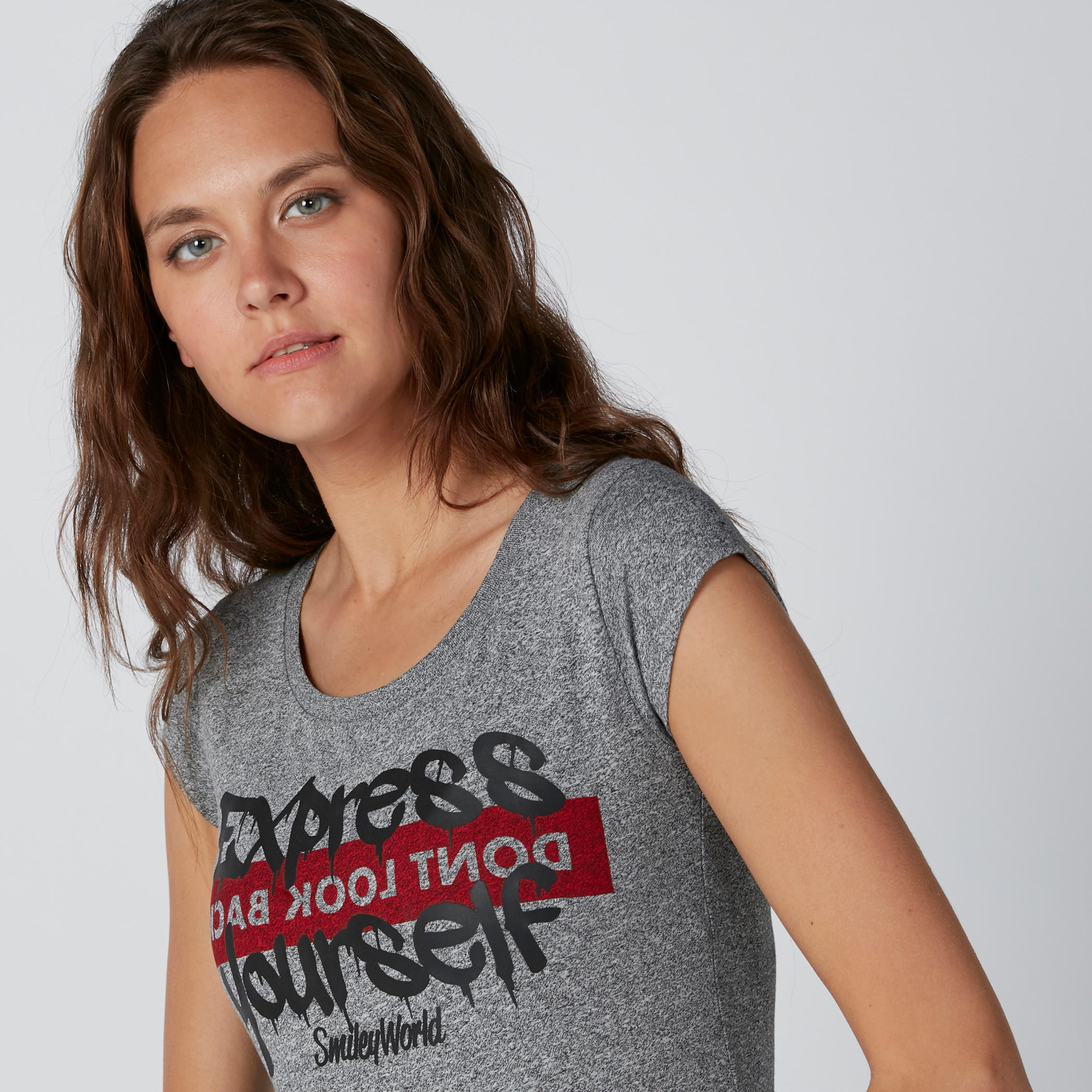 تيشيرت بياقة مستديرة وأكمام كاب وطبعات سمايلي وورلد-women-clothing-tshirts-image-3