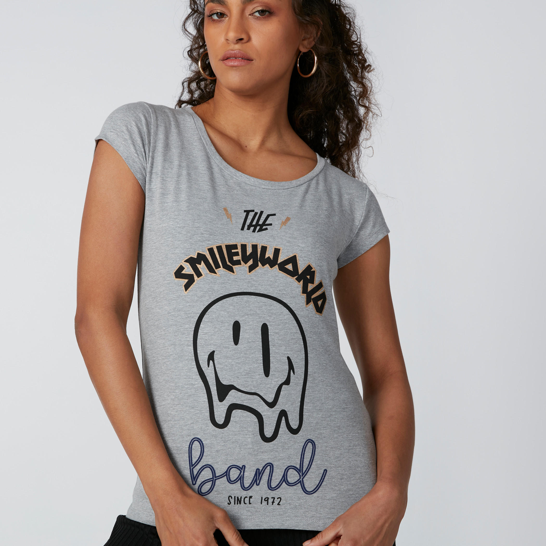 تيشيرت بياقة مستديرة وطبعات سمايلي وورلد-women-clothing-tshirts-image-4