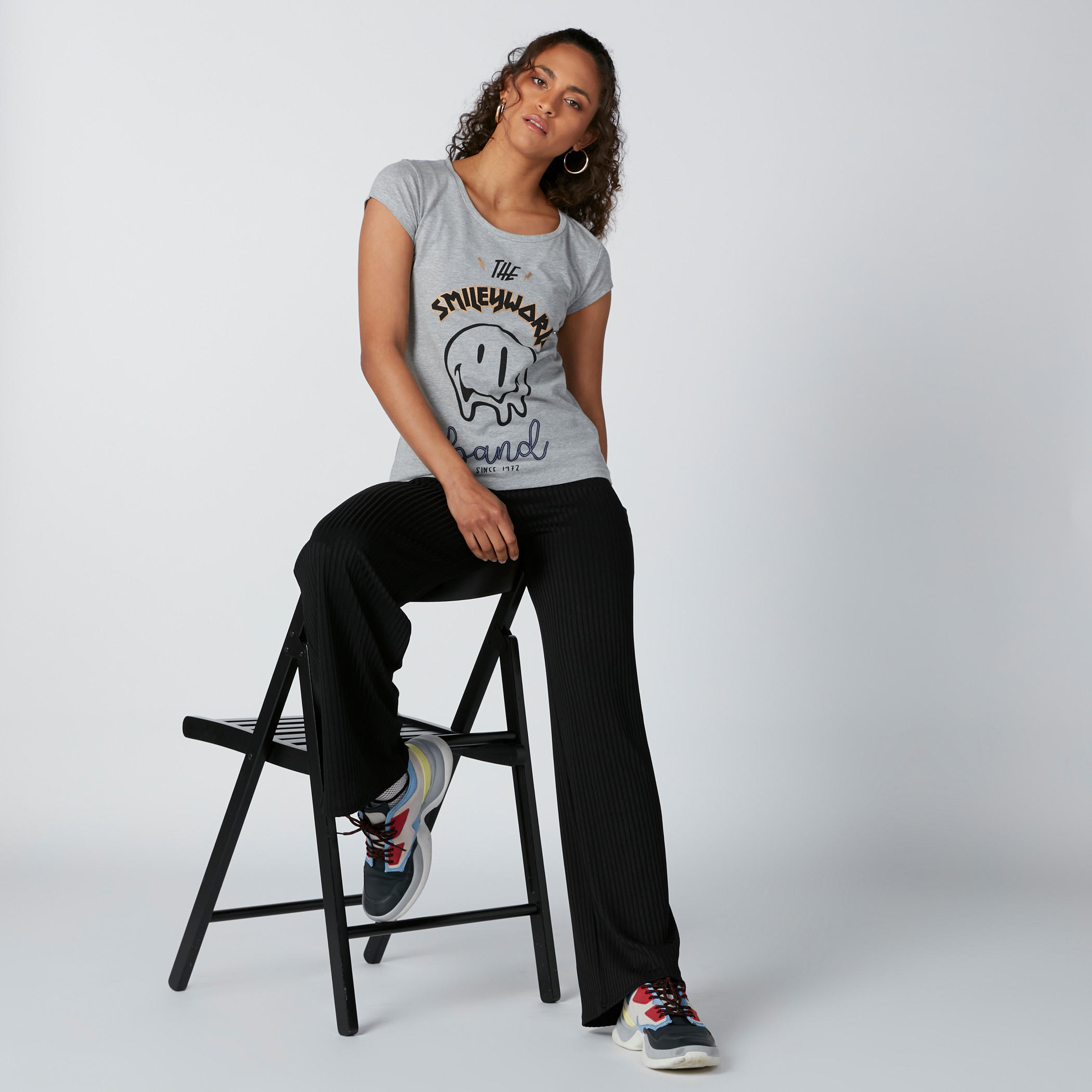 تيشيرت بياقة مستديرة وطبعات سمايلي وورلد-women-clothing-tshirts-image-2