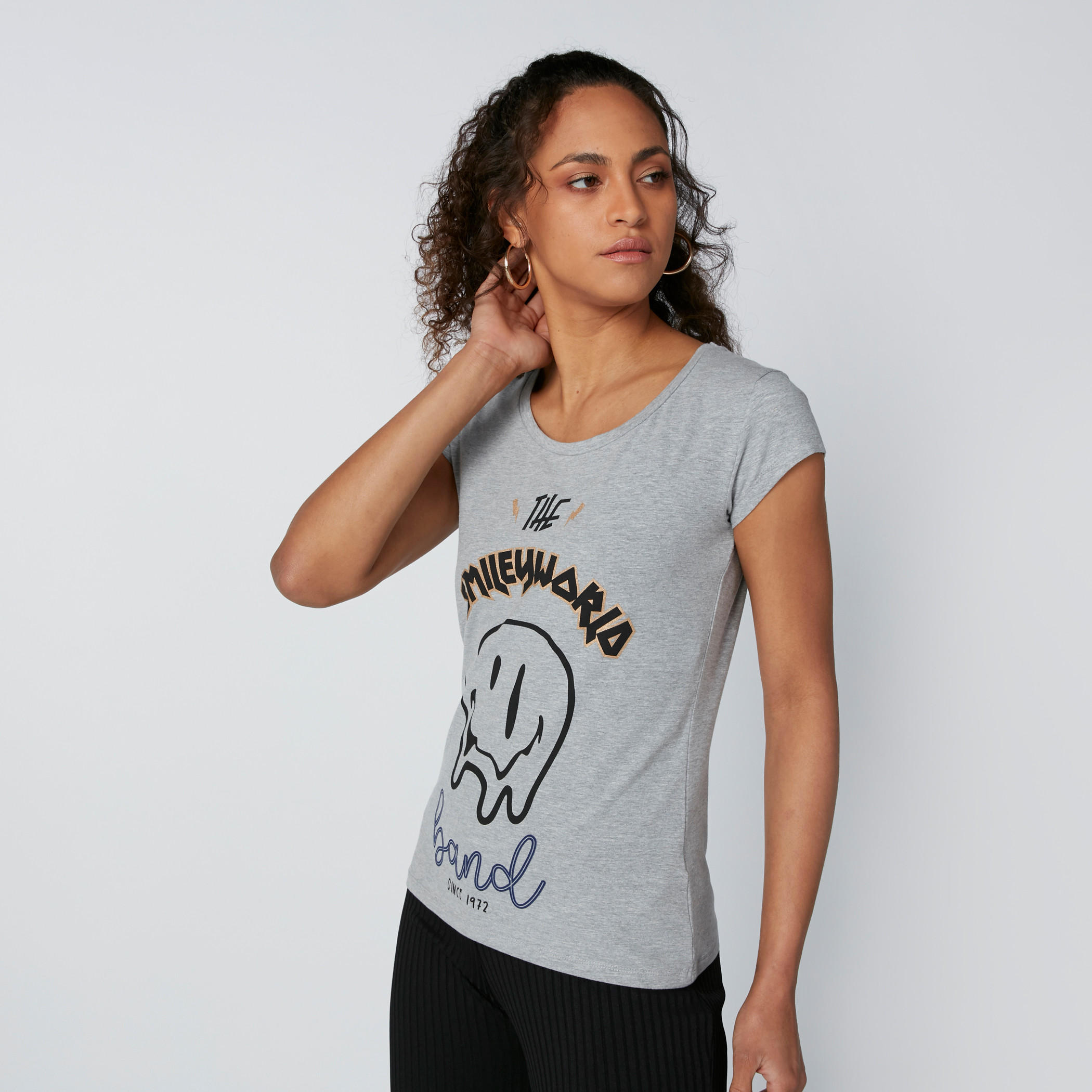 تيشيرت بياقة مستديرة وطبعات سمايلي وورلد-women-clothing-tshirts-image-1