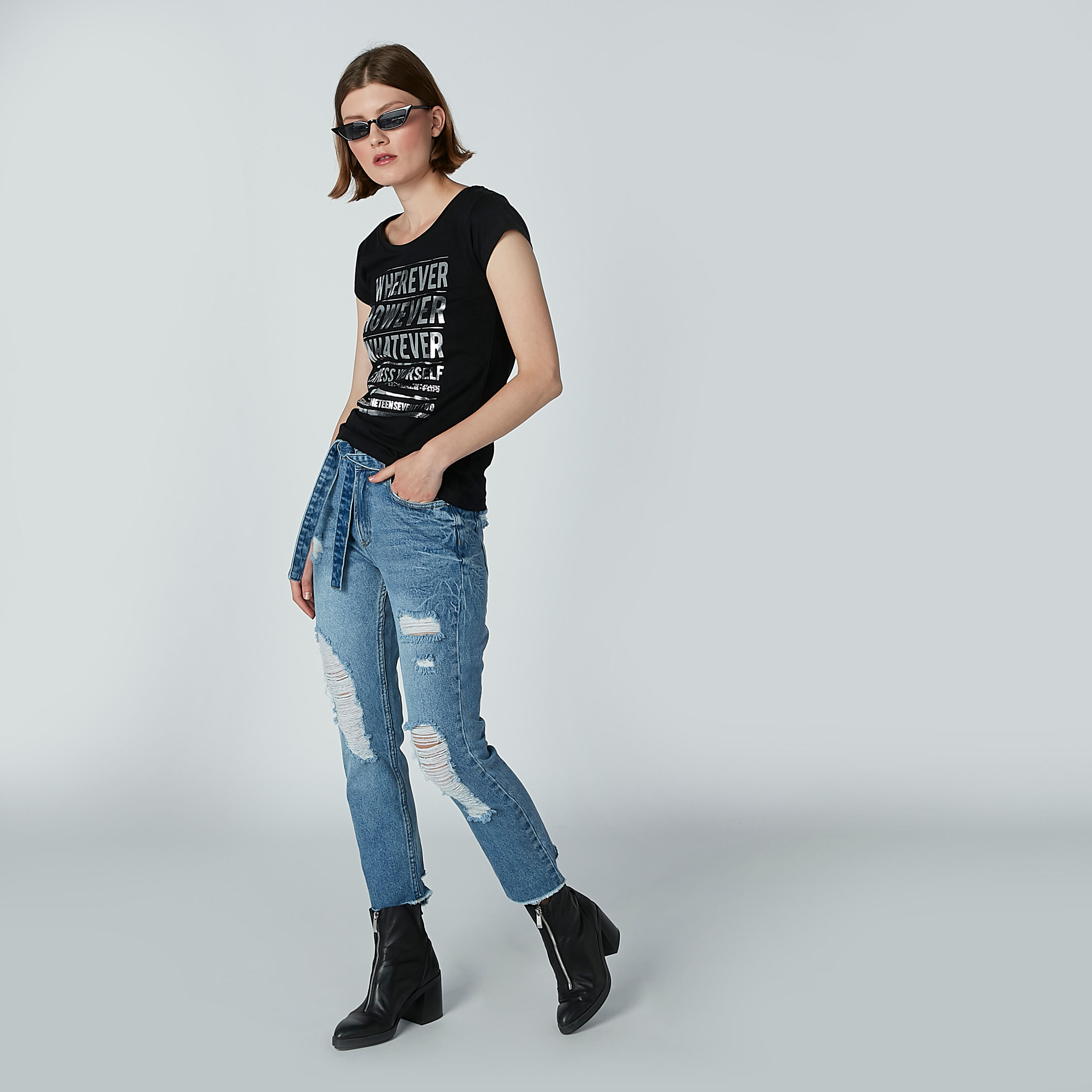 تيشيرت بياقة مستديرة وأكمام كاب وطبعات سمايلي وورلد-women-clothing-tshirts-image-2