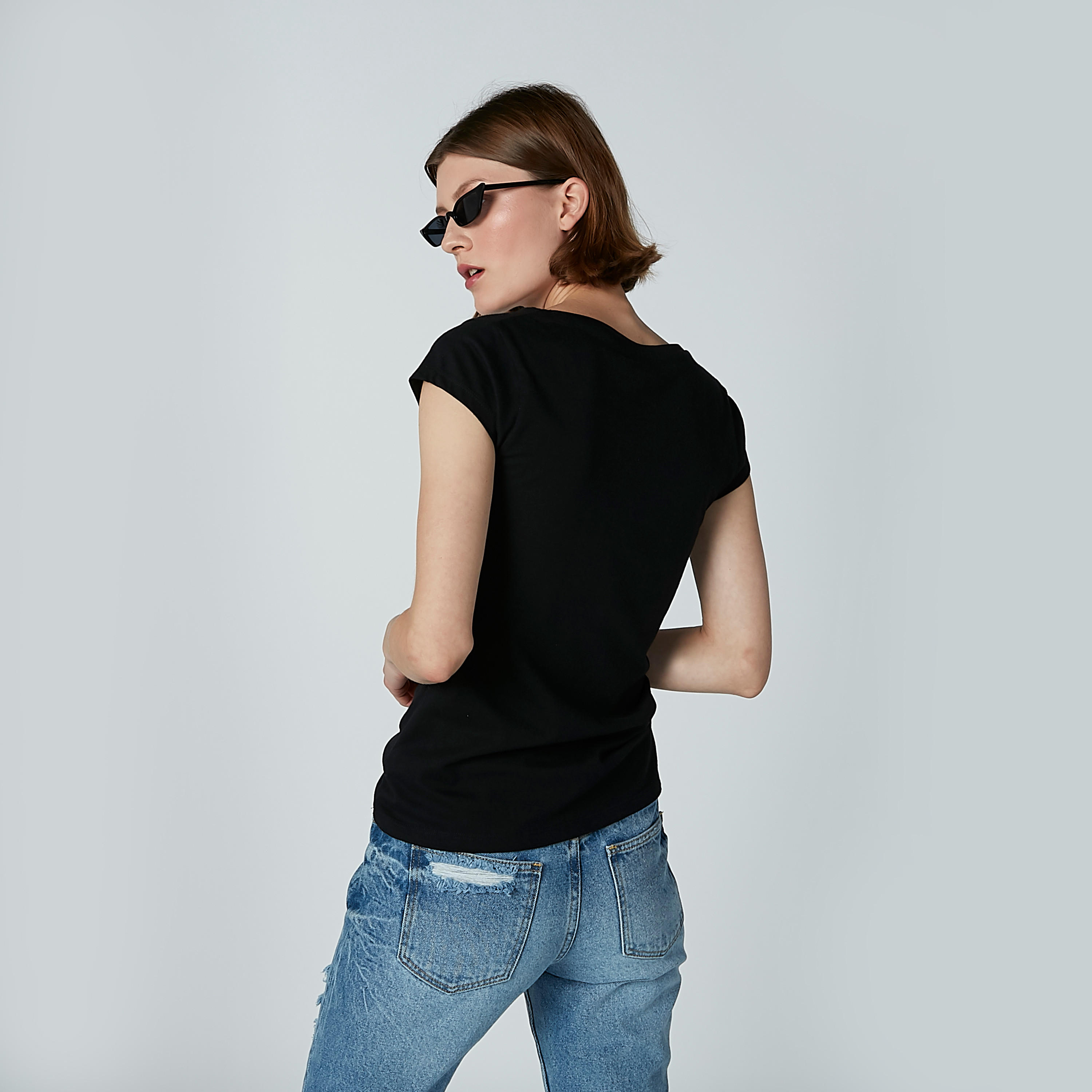 تيشيرت بياقة مستديرة وأكمام كاب وطبعات سمايلي وورلد-women-clothing-tshirts-image-3