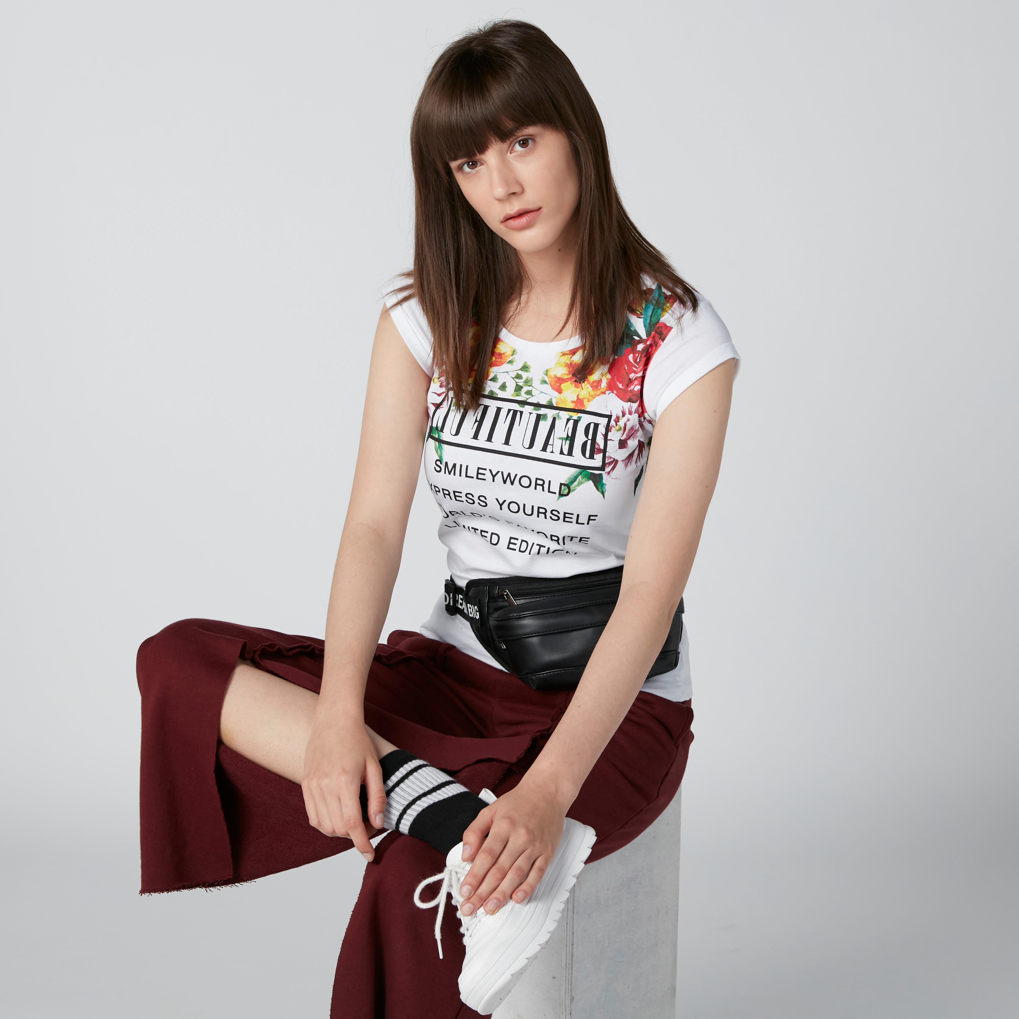 تيشيرت سليم فيت بأكمام كاب وطبعات سمايلي وورلد-women-clothing-tshirts-image-1