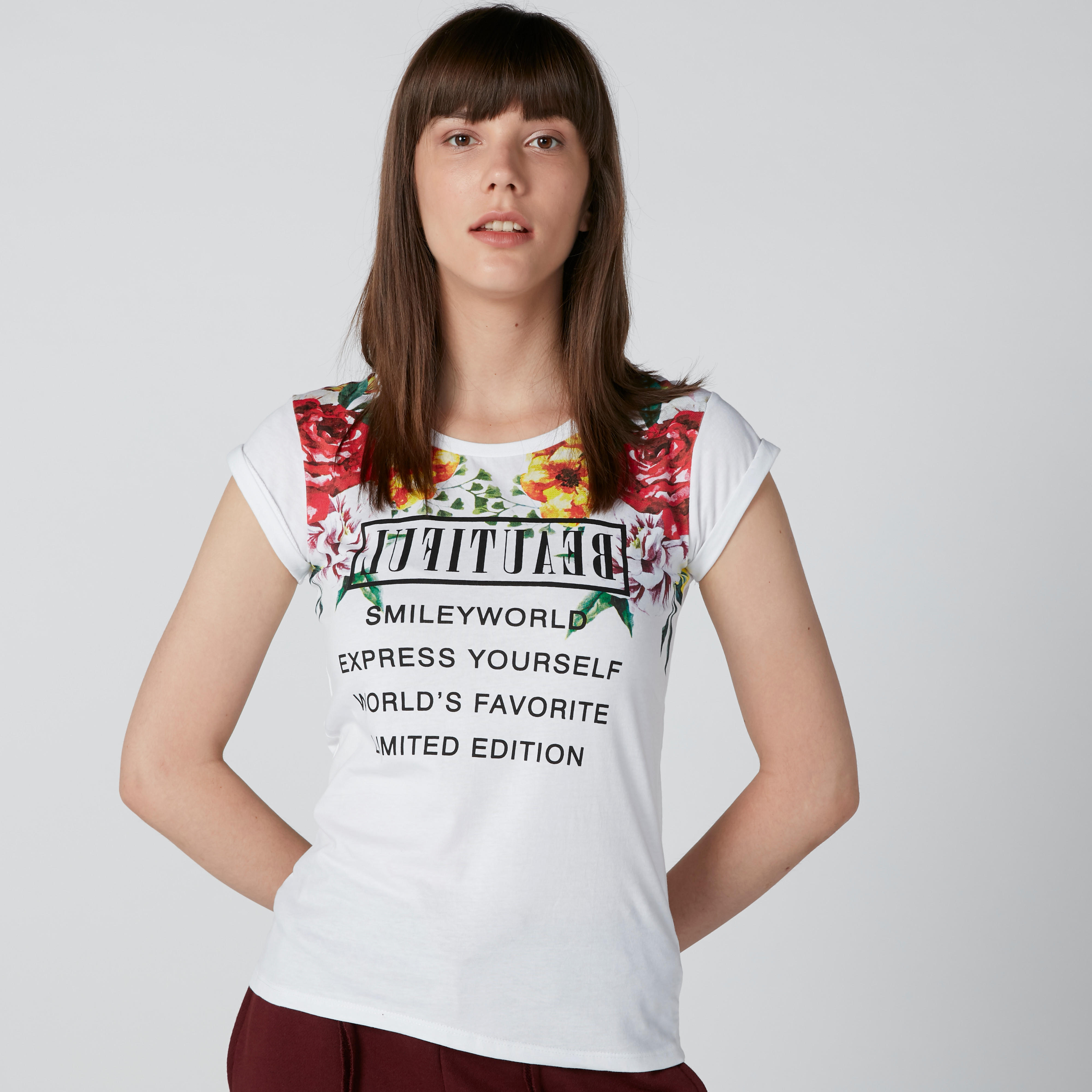 تيشيرت سليم فيت بأكمام كاب وطبعات سمايلي وورلد-women-clothing-tshirts-image-3