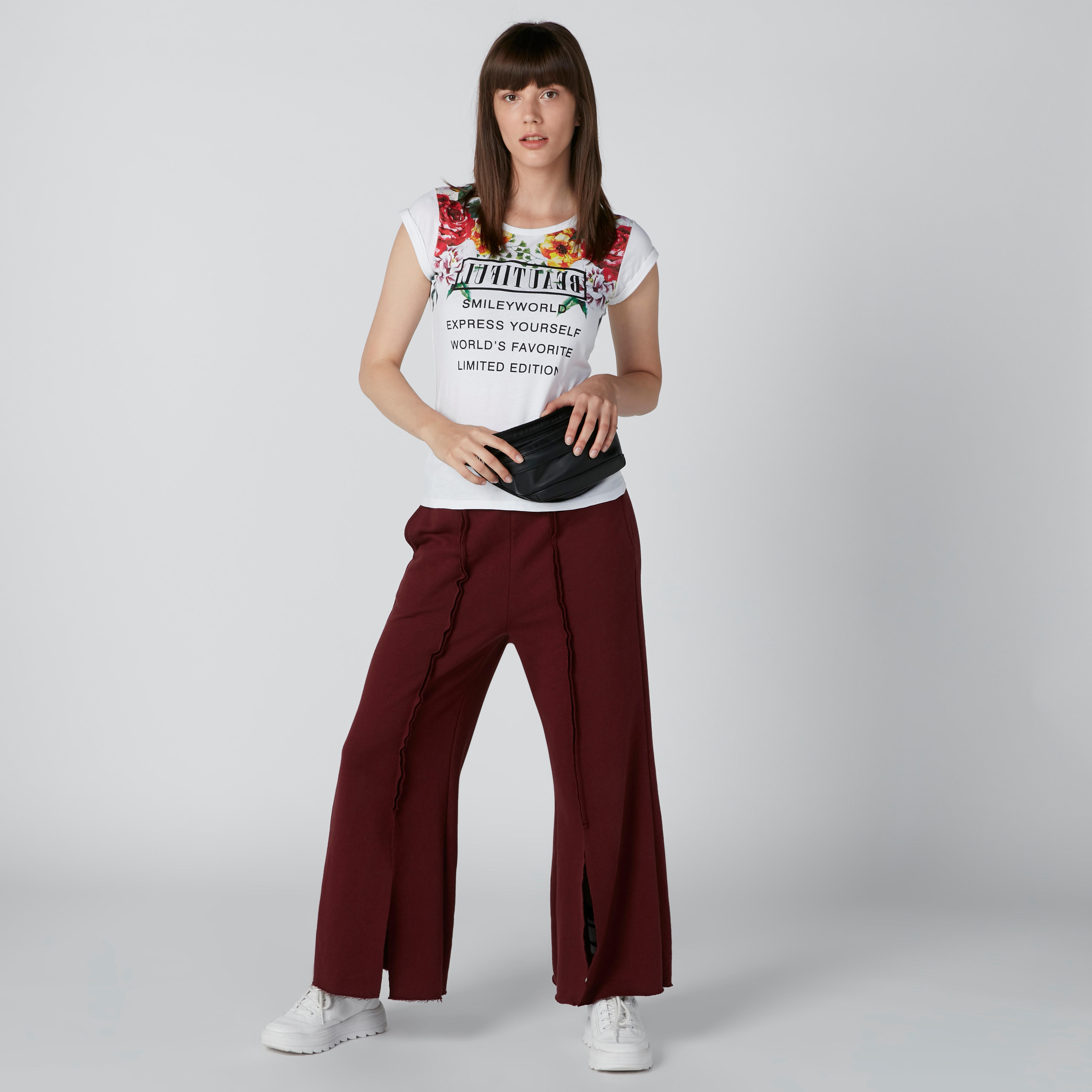 تيشيرت سليم فيت بأكمام كاب وطبعات سمايلي وورلد-women-clothing-tshirts-image-4