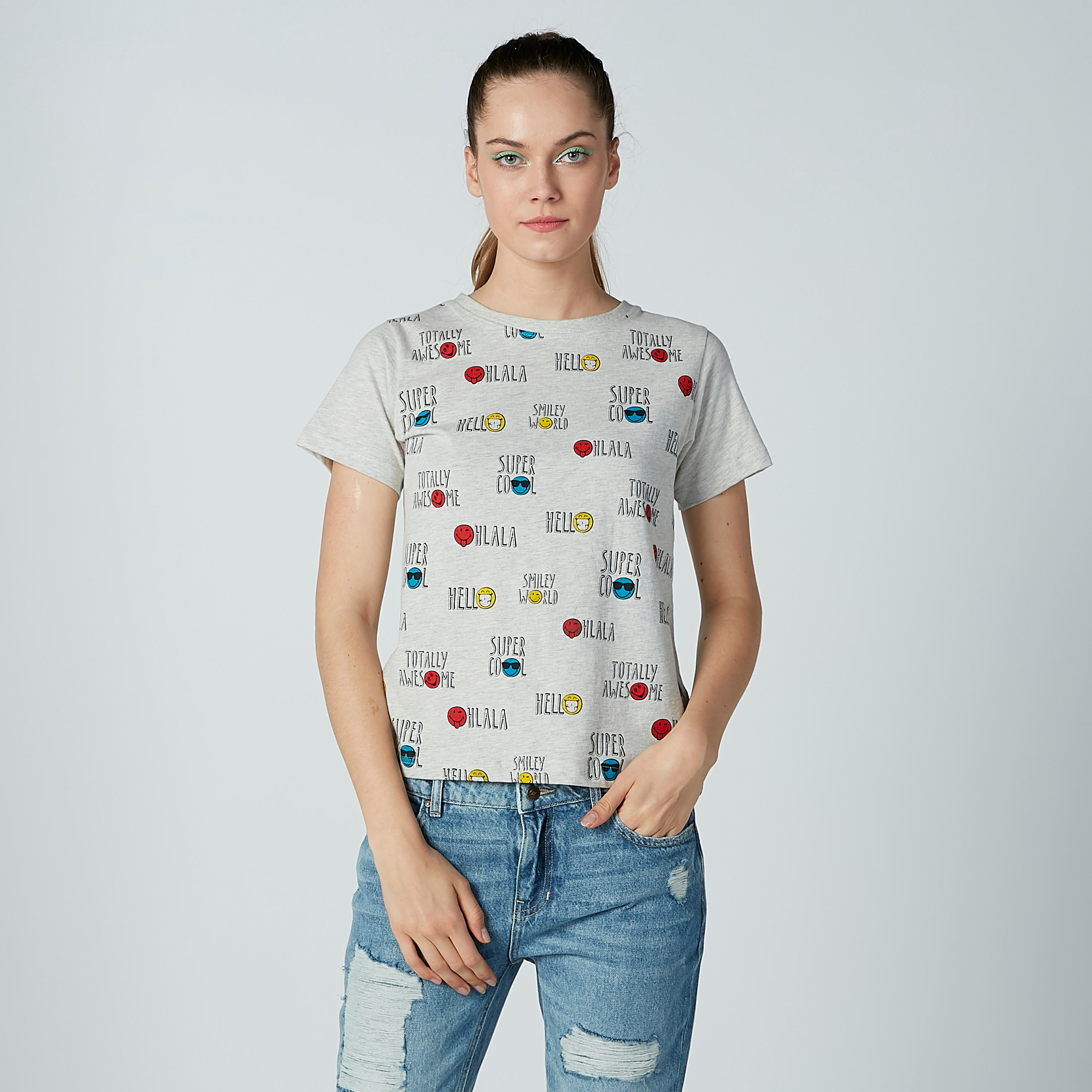 تيشيرت بياقة مستديرة وأكمام قصيرة وطبعات سمايلي وورلد-women-clothing-tshirts-image-1