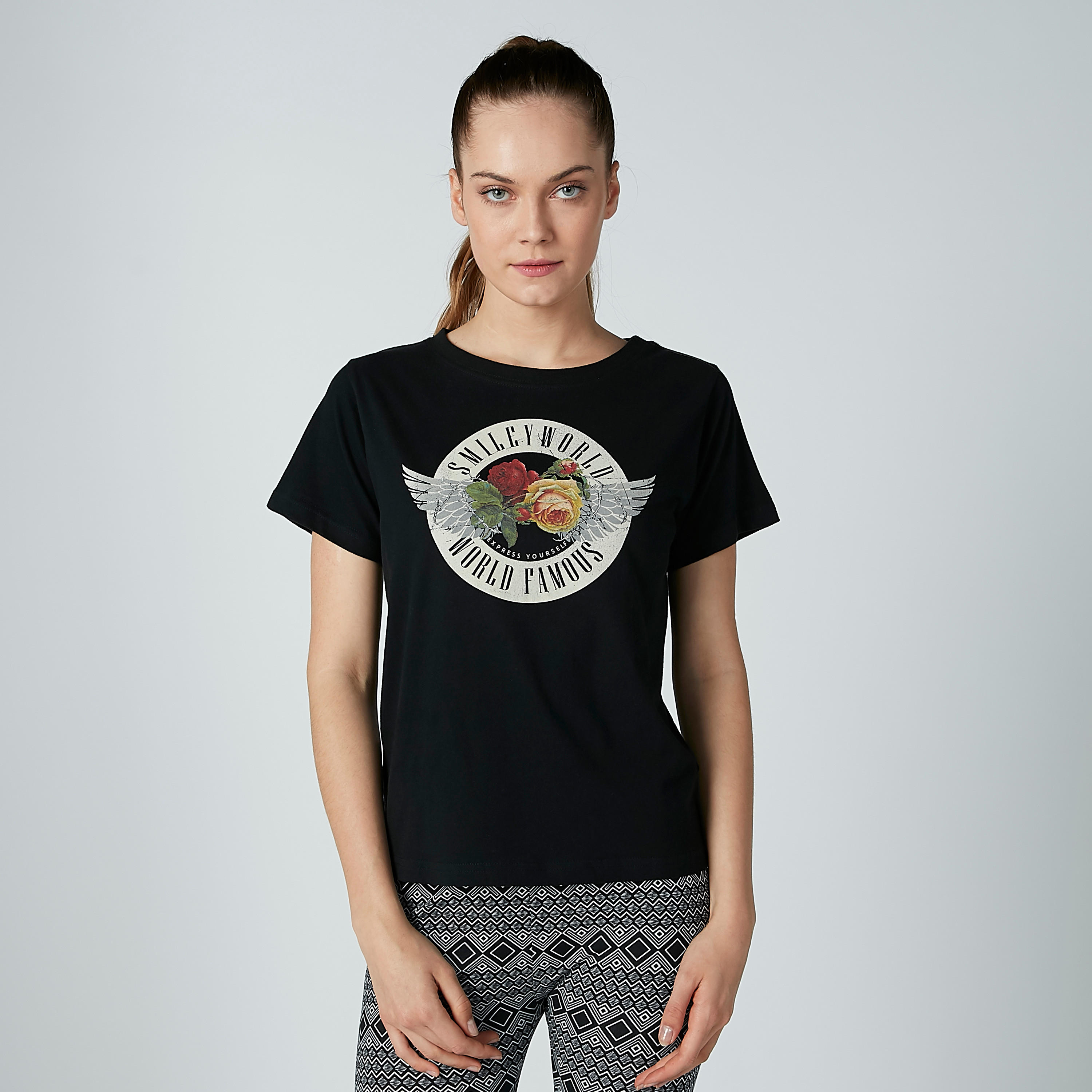 تيشيرت بياقة مستديرة وأكمام قصيرة وطبعات سمايلي وورلد-women-clothing-tshirts-image-1