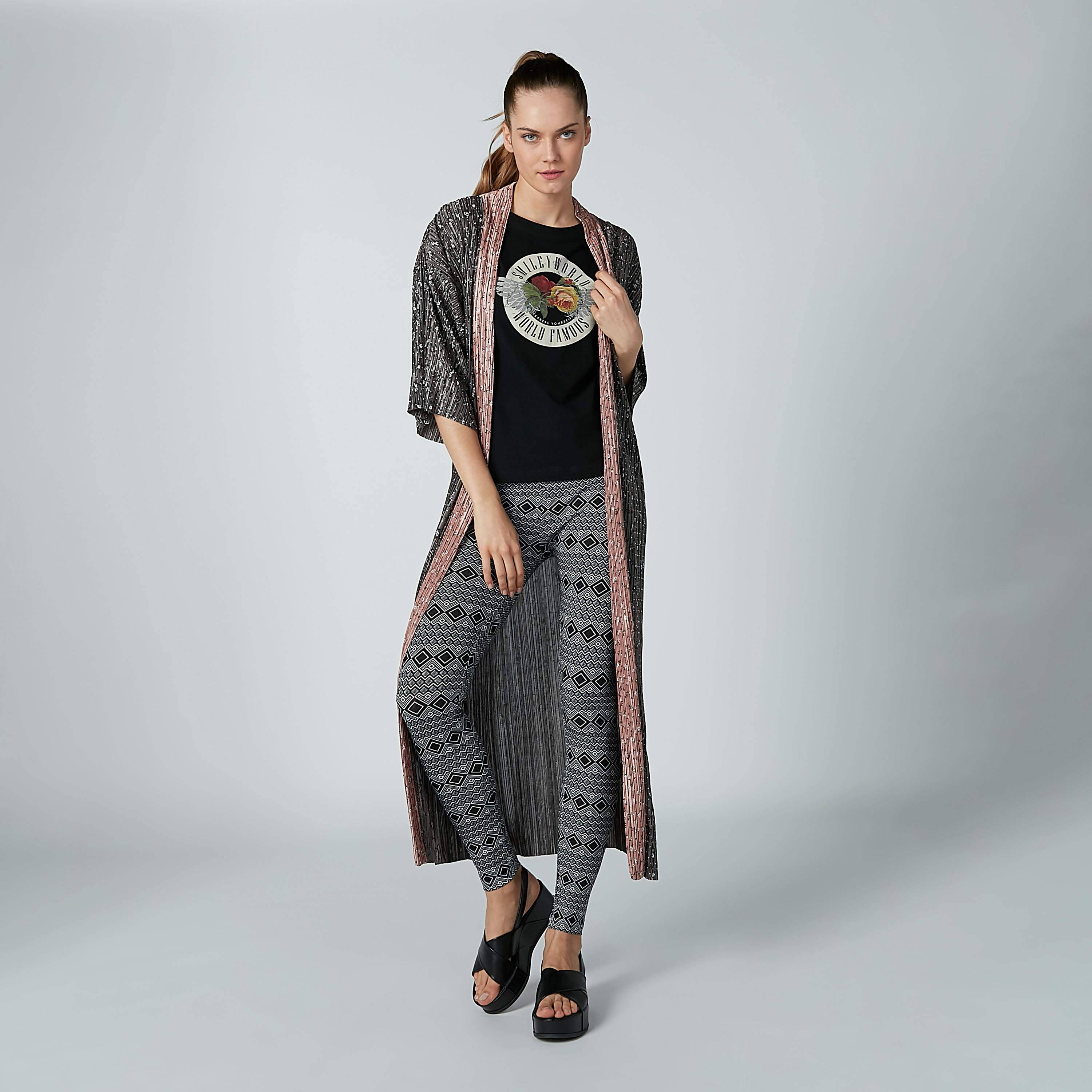 تيشيرت بياقة مستديرة وأكمام قصيرة وطبعات سمايلي وورلد-women-clothing-tshirts-image-2