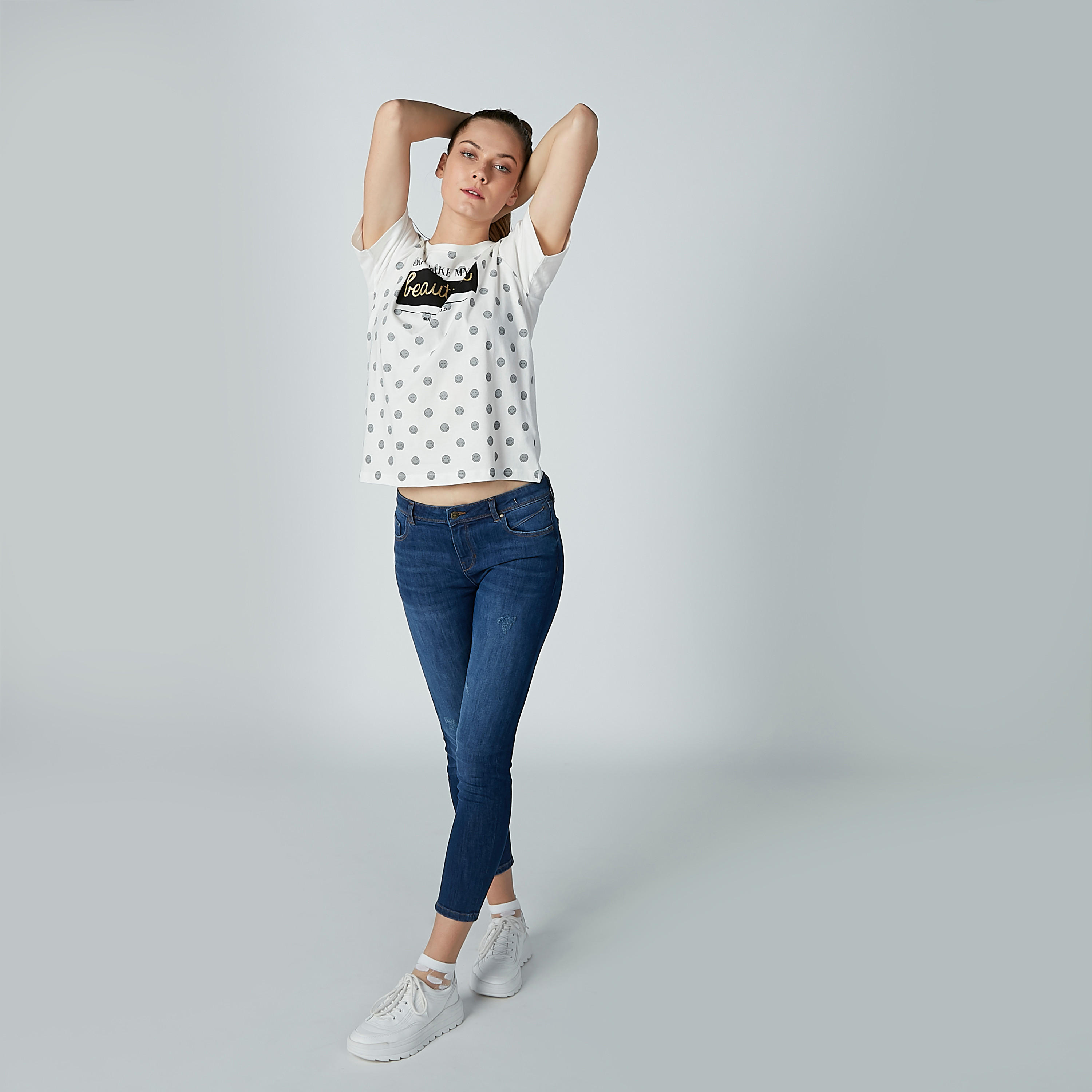 تيشيرت بياقة مستديرة وأكمام قصيرة وطبعات سمايلي وورلد-women-clothing-tshirts-image-2