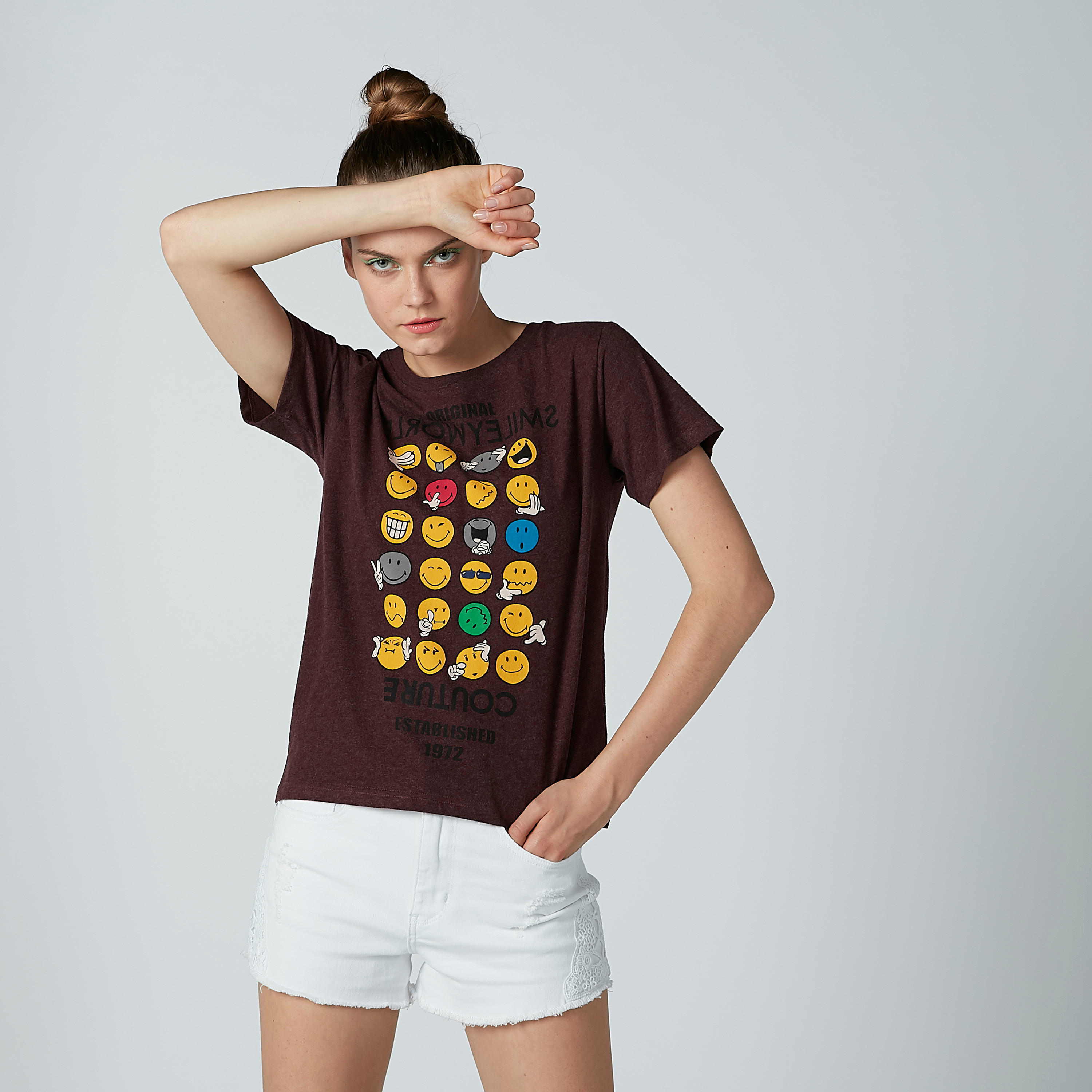 تيشيرت بياقة مستديرة وأكمام قصيرة وطبعات سمايلي وورلد-women-clothing-tshirts-image-1