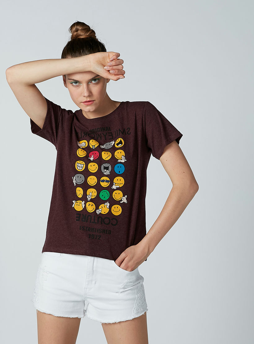 تيشيرت بياقة مستديرة وأكمام قصيرة وطبعات سمايلي وورلد-women-clothing-tshirts-image-1