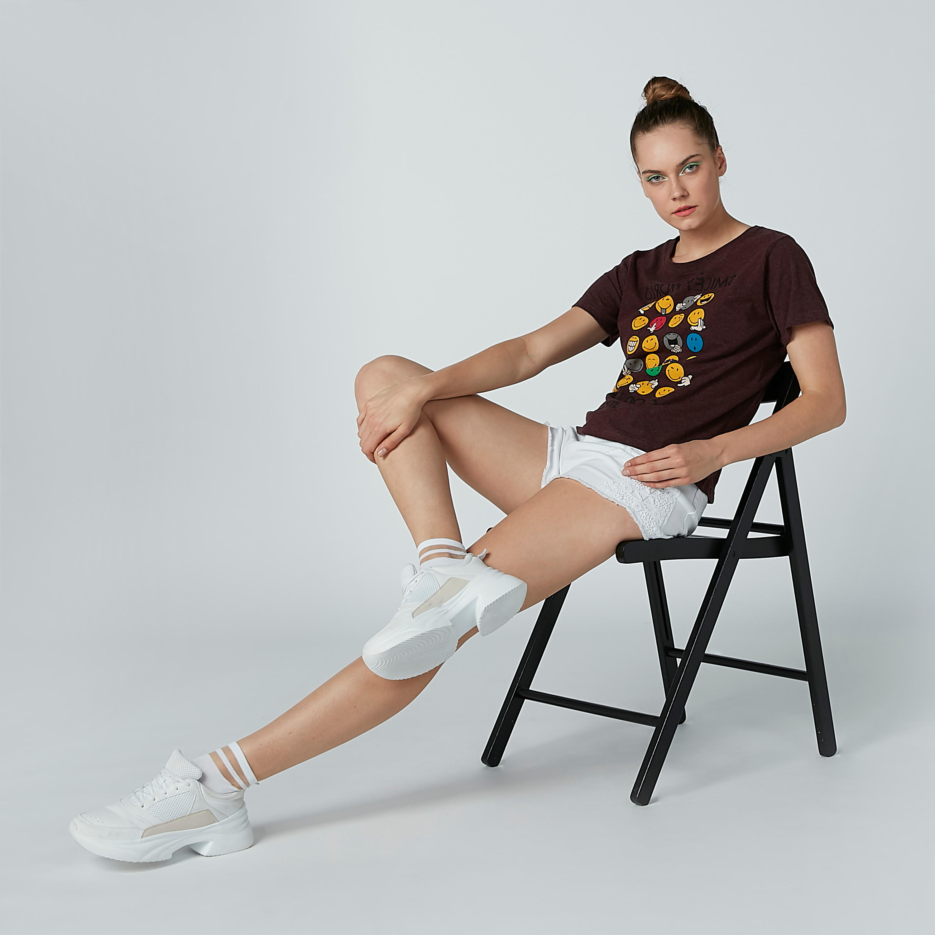 تيشيرت بياقة مستديرة وأكمام قصيرة وطبعات سمايلي وورلد-women-clothing-tshirts-image-2