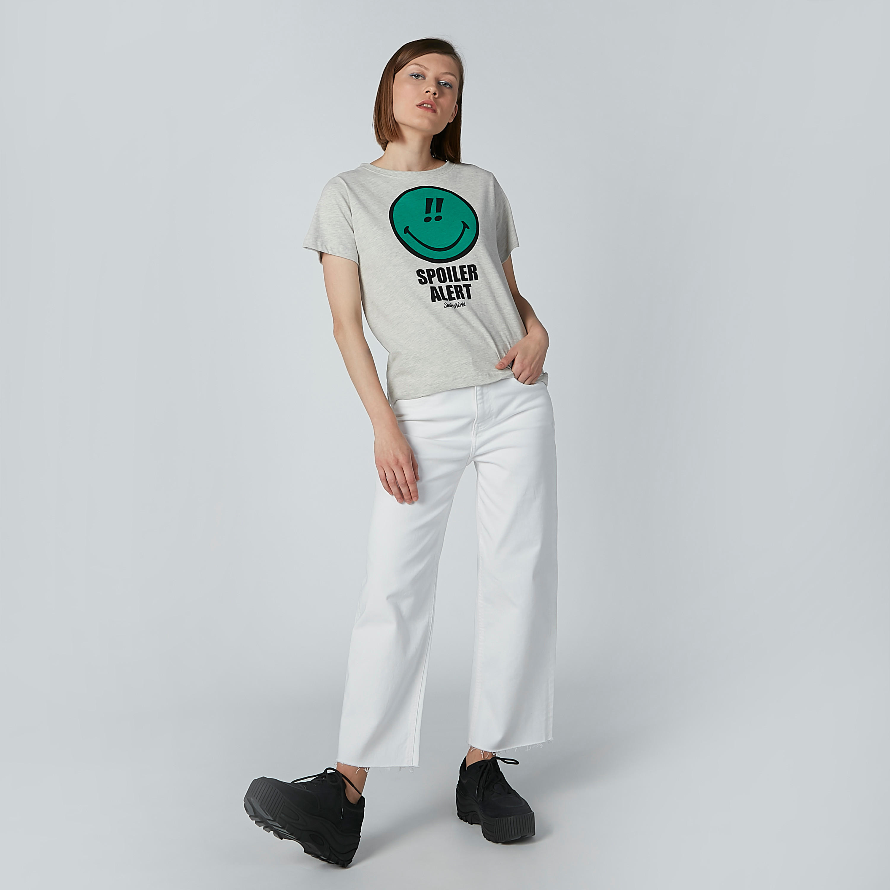 تيشيرت بياقة مستديرة وأكمام قصيرة وطبعات سمايلي وورلد-women-clothing-tshirts-image-4