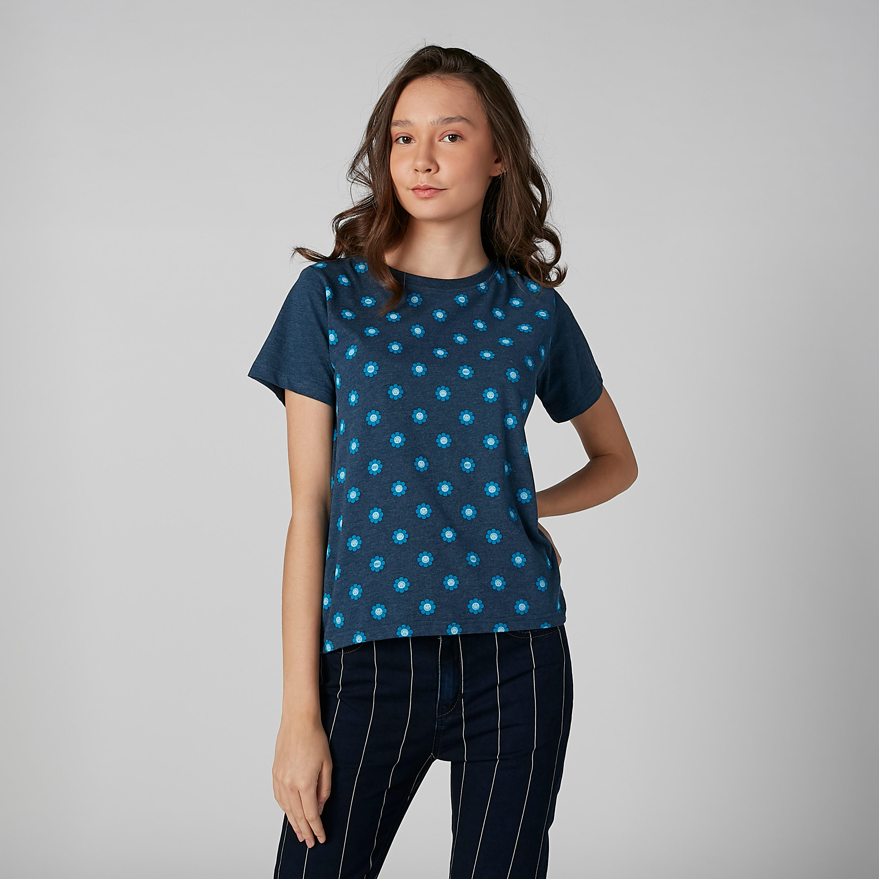 تيشيرت بأكمام قصيرة وياقة مستديرة وطبعات سمايلي وورلد-women-clothing-tshirts-image-1