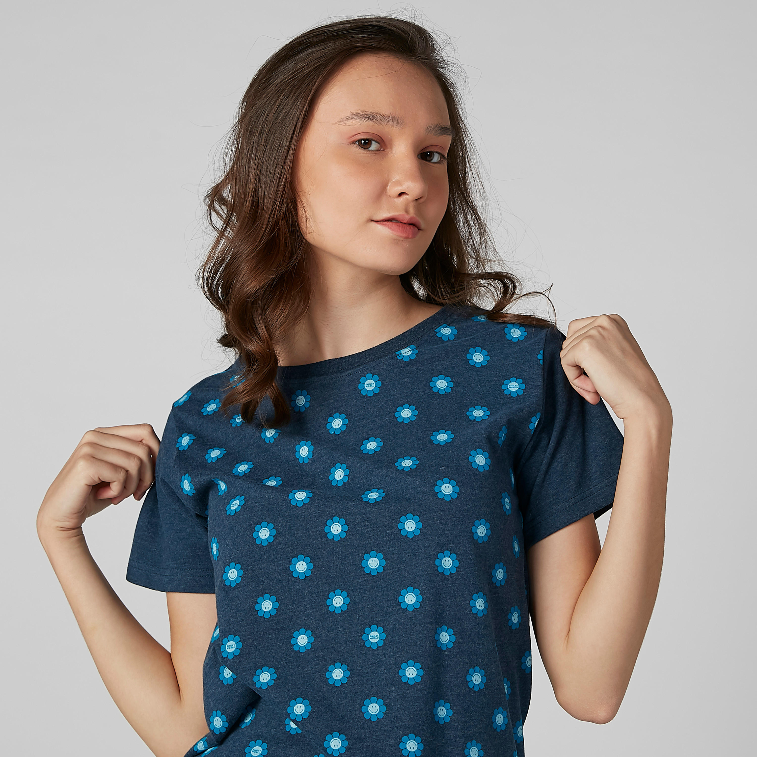 تيشيرت بأكمام قصيرة وياقة مستديرة وطبعات سمايلي وورلد-women-clothing-tshirts-image-2