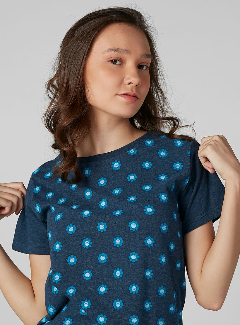 تيشيرت بأكمام قصيرة وياقة مستديرة وطبعات سمايلي وورلد-women-clothing-tshirts-image-2