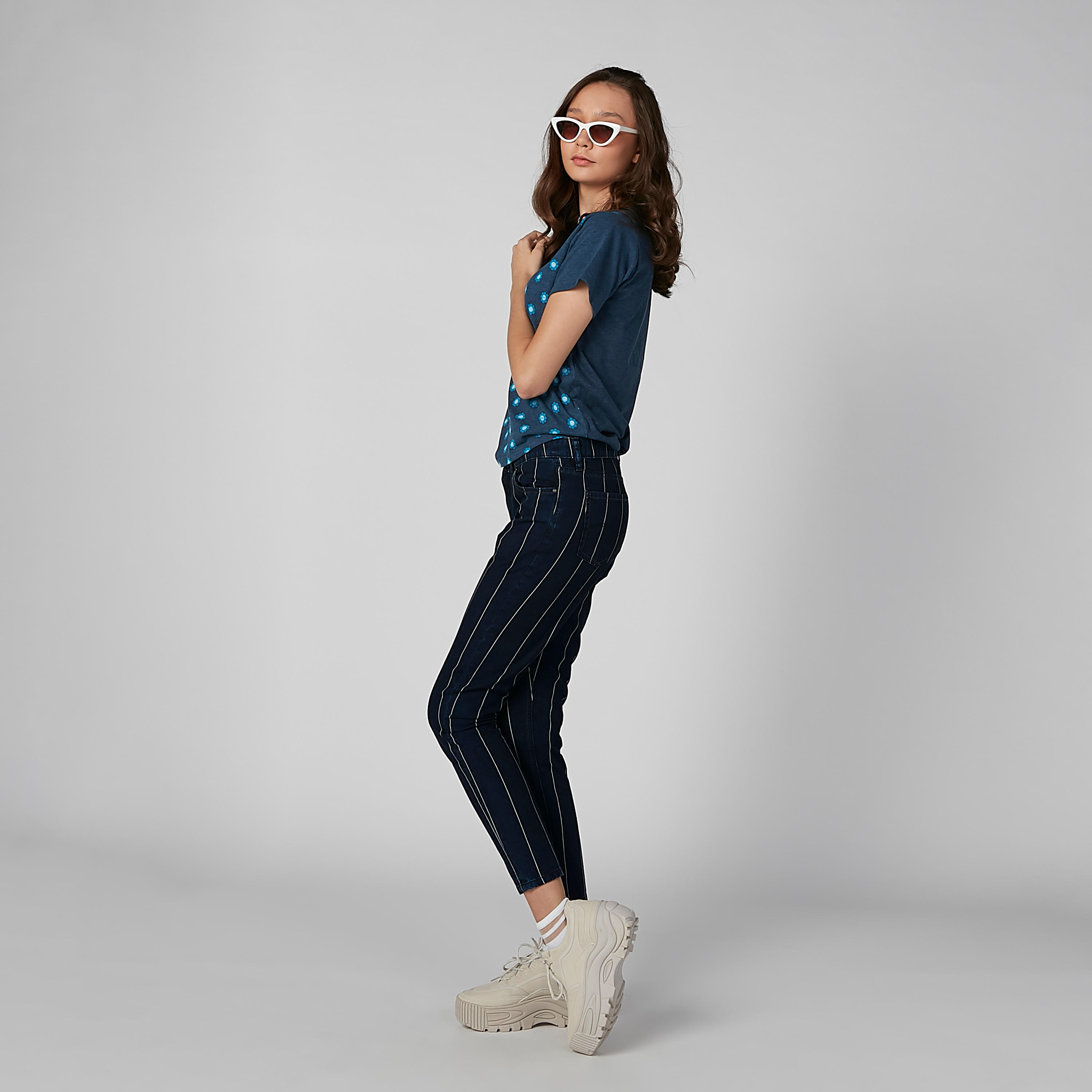 تيشيرت بأكمام قصيرة وياقة مستديرة وطبعات سمايلي وورلد-women-clothing-tshirts-image-3