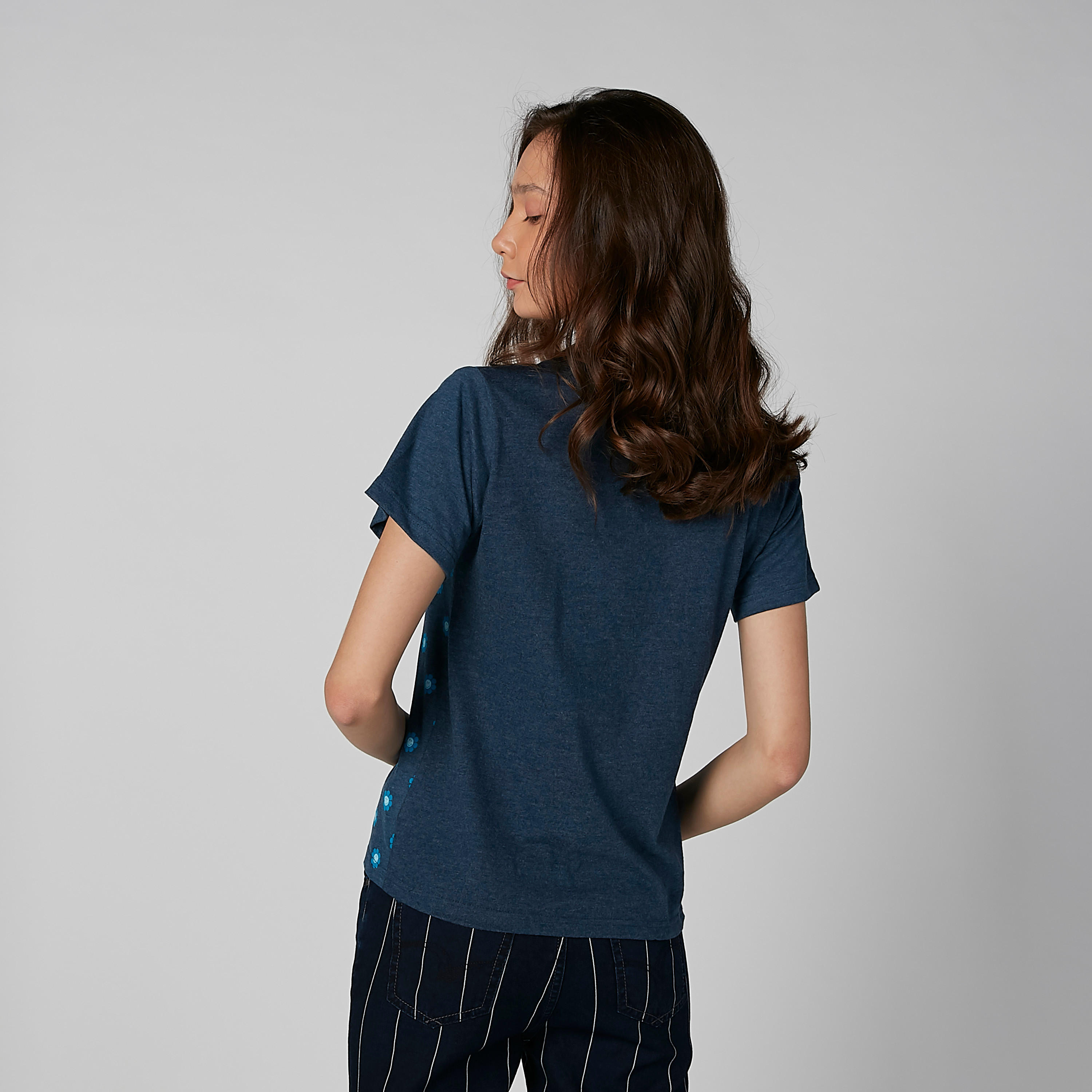 تيشيرت بأكمام قصيرة وياقة مستديرة وطبعات سمايلي وورلد-women-clothing-tshirts-image-4