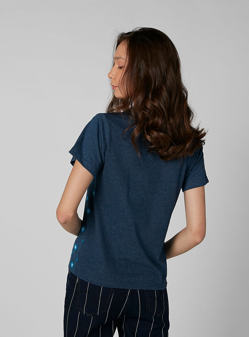 تيشيرت بأكمام قصيرة وياقة مستديرة وطبعات سمايلي وورلد-women-clothing-tshirts-image-4