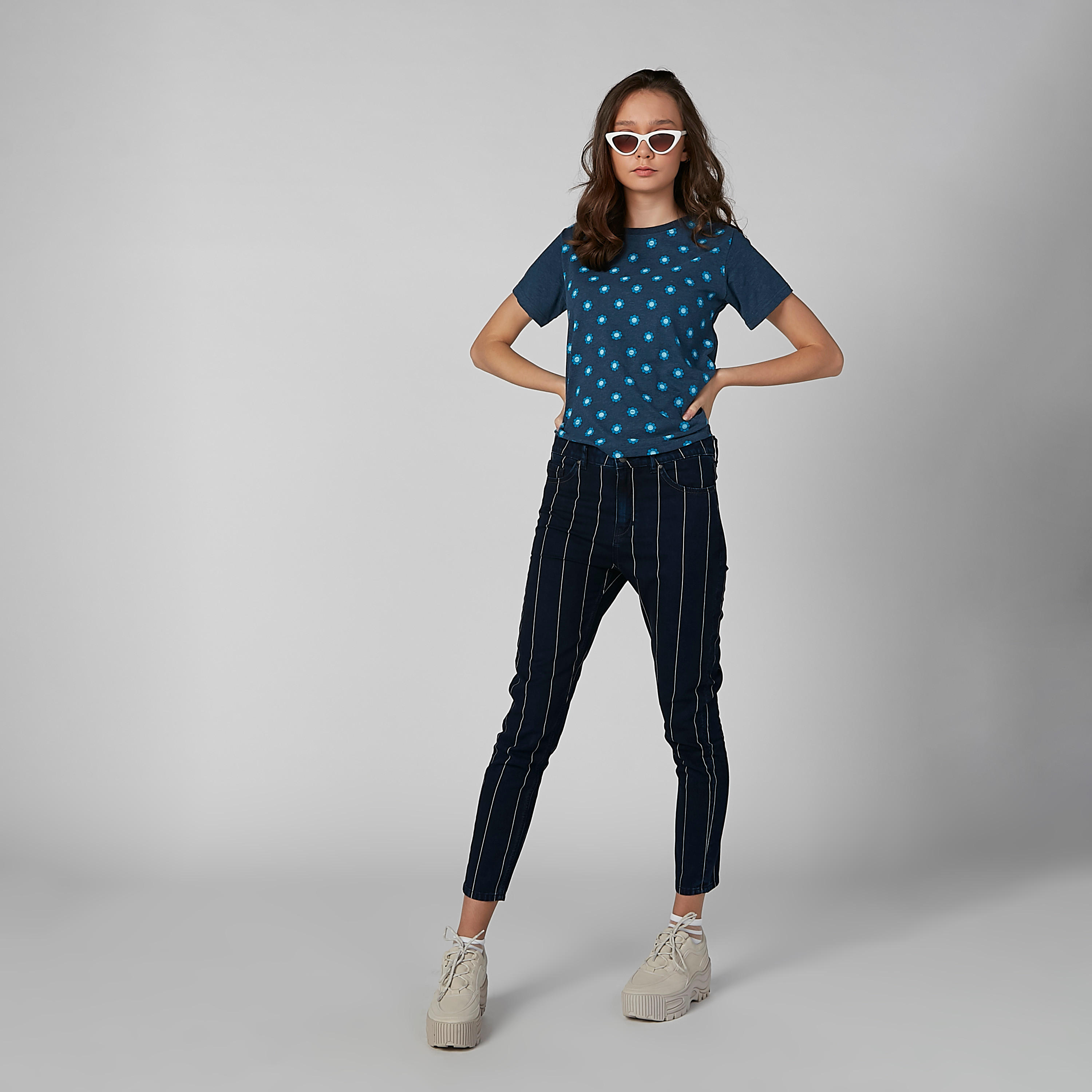 تيشيرت بأكمام قصيرة وياقة مستديرة وطبعات سمايلي وورلد-women-clothing-tshirts-image-5