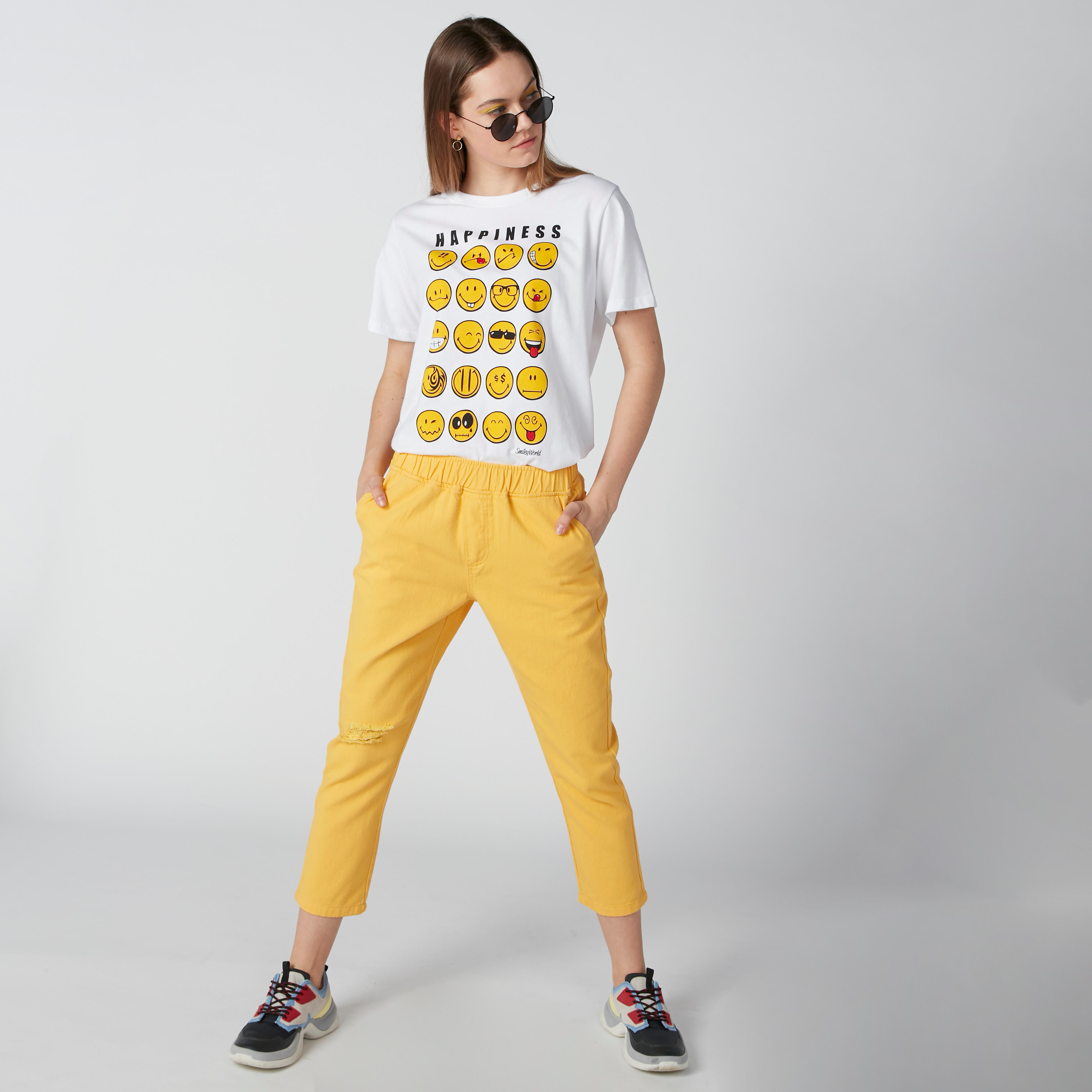 تيشيرت مستدام بأكمام قصيرة وطبعات سمايلي وورلد-women-clothing-tshirts-image-1