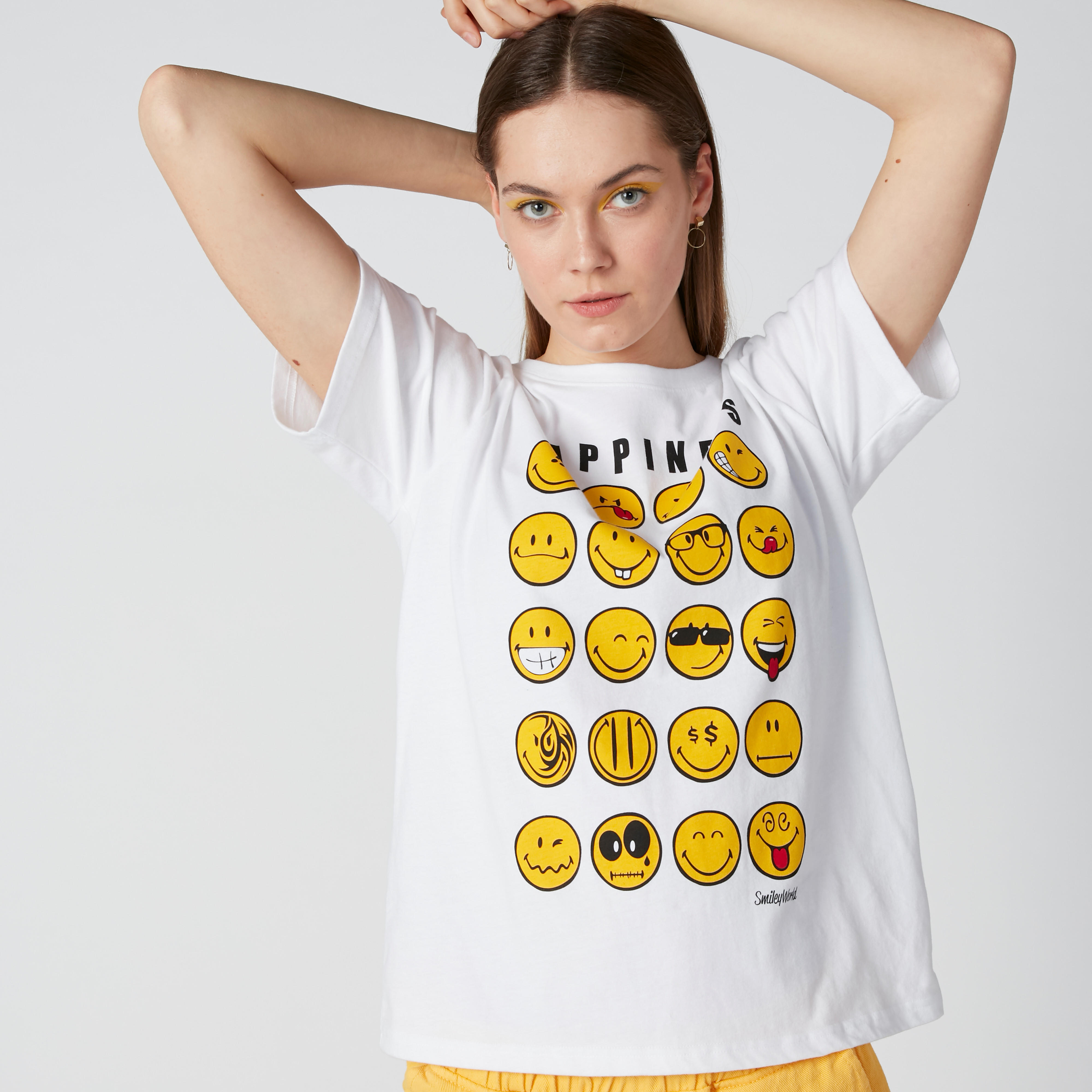 تيشيرت مستدام بأكمام قصيرة وطبعات سمايلي وورلد-women-clothing-tshirts-image-3