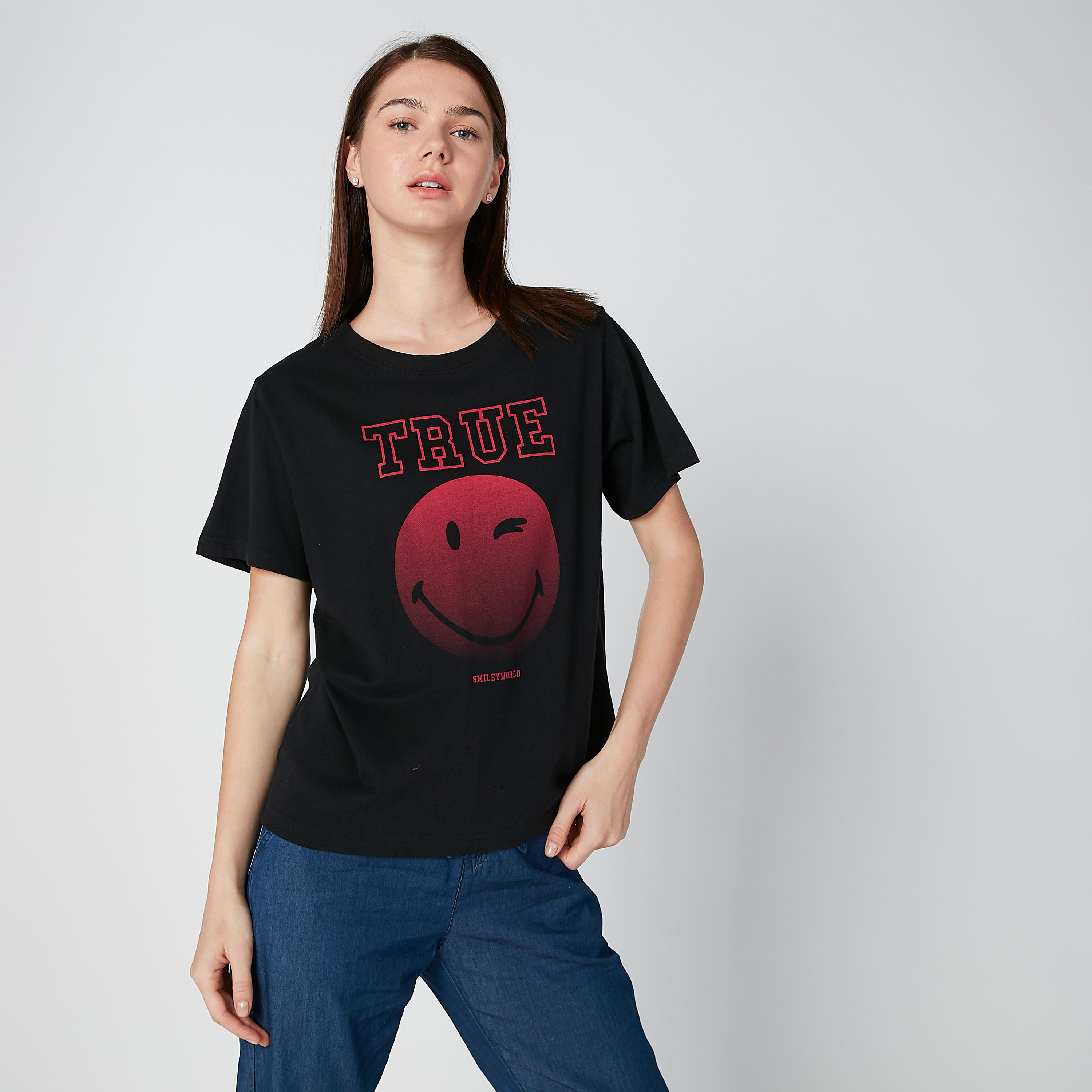 تيشيرت مستدام بأكمام قصيرة وطبعات سمايلي وورلد-women-clothing-tshirts-image-1