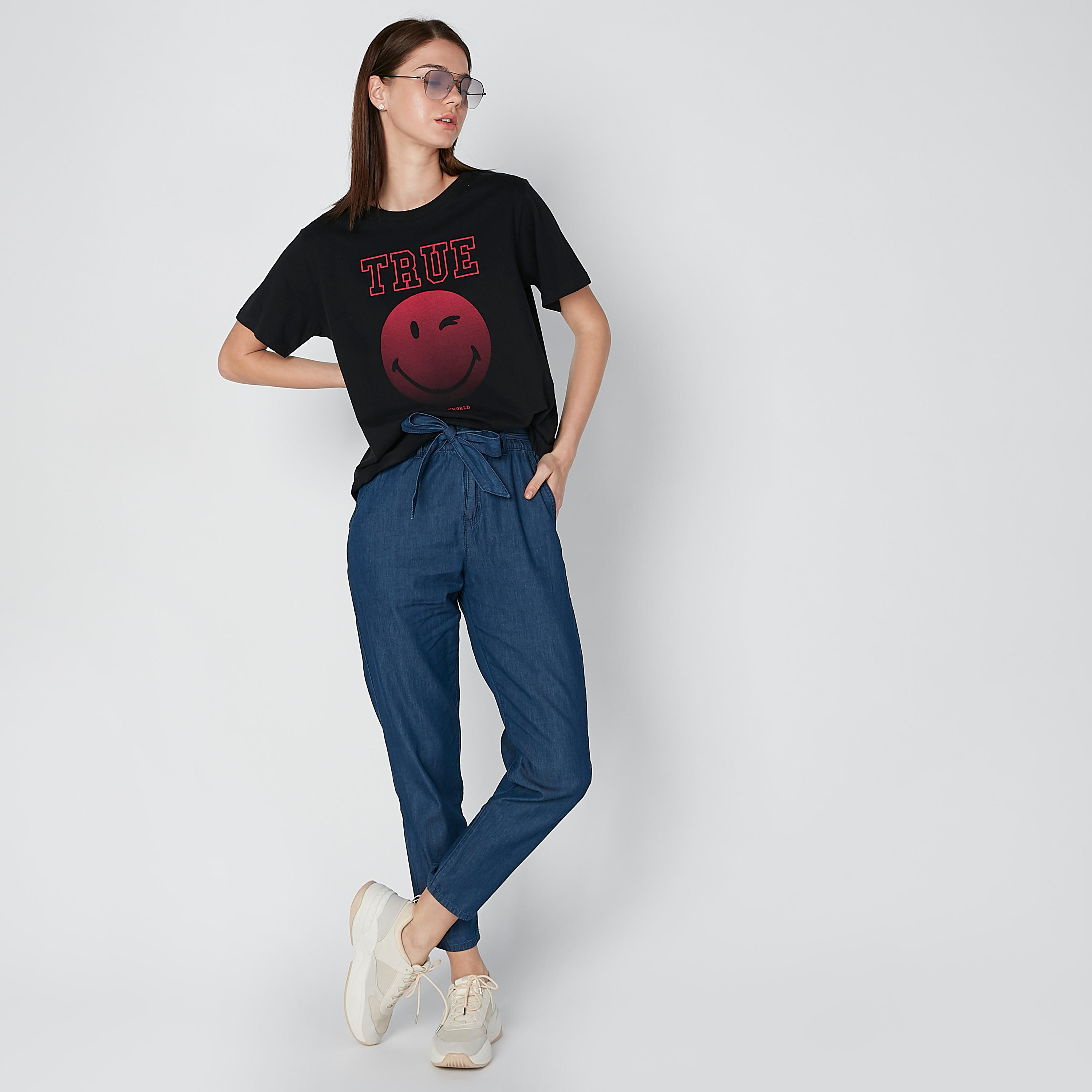 تيشيرت مستدام بأكمام قصيرة وطبعات سمايلي وورلد-women-clothing-tshirts-image-3