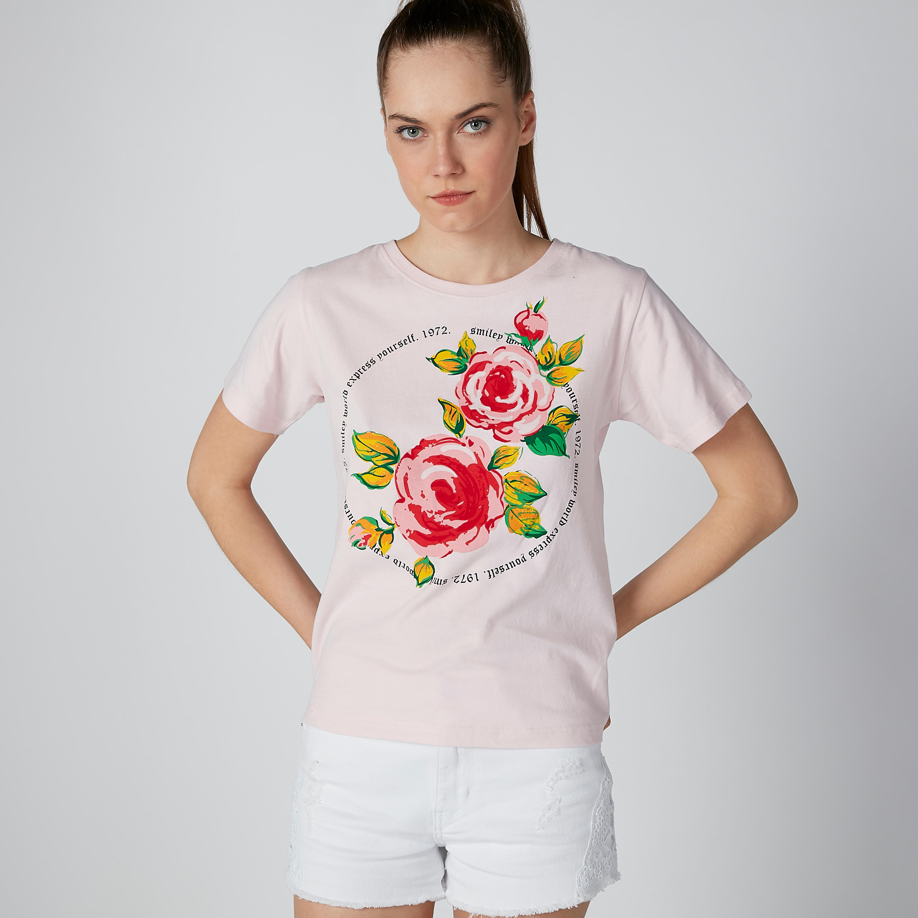 تيشيرت مستدام بأكمام قصيرة وطبعات سمايلي وورلد-women-clothing-tshirts-image-1