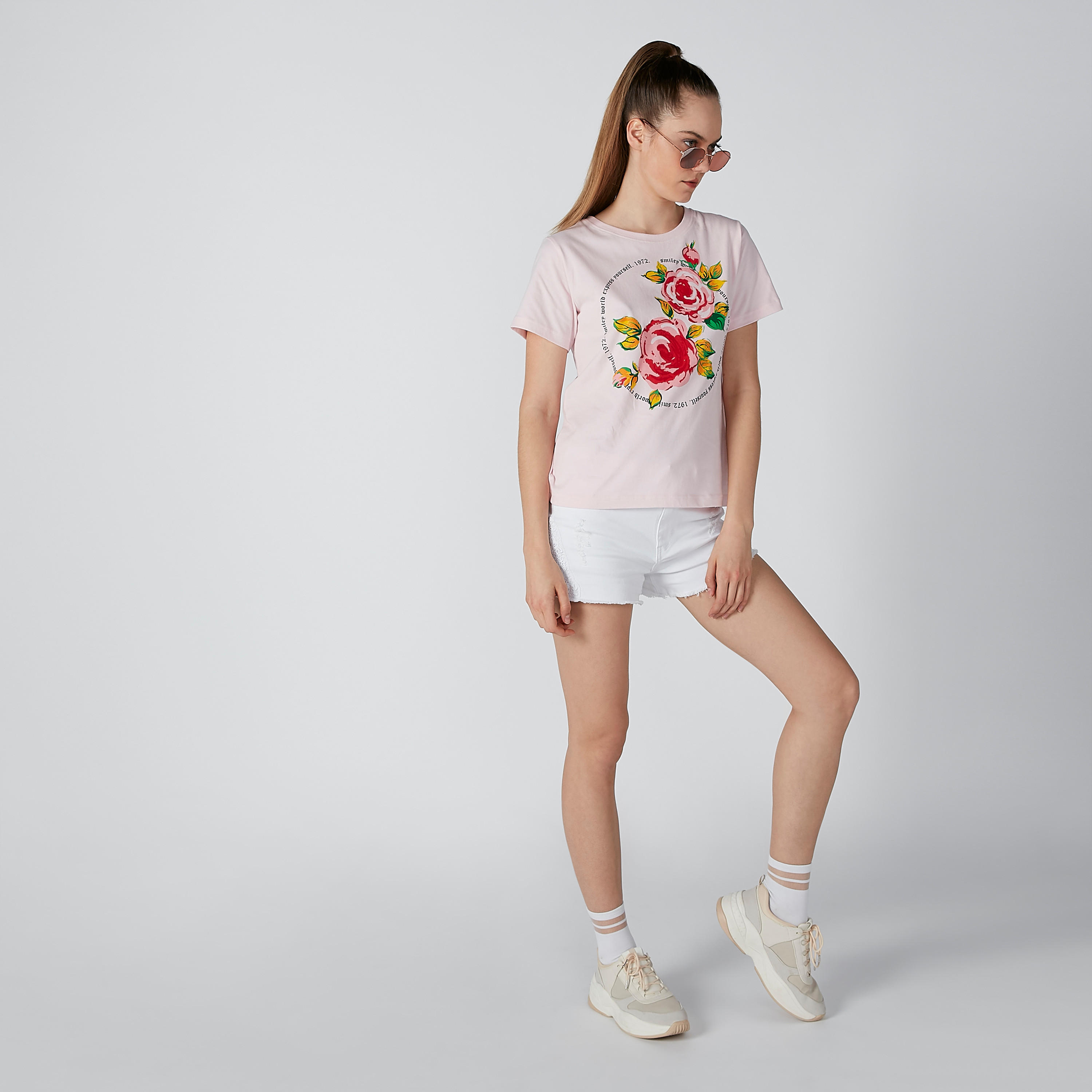 تيشيرت مستدام بأكمام قصيرة وطبعات سمايلي وورلد-women-clothing-tshirts-image-3