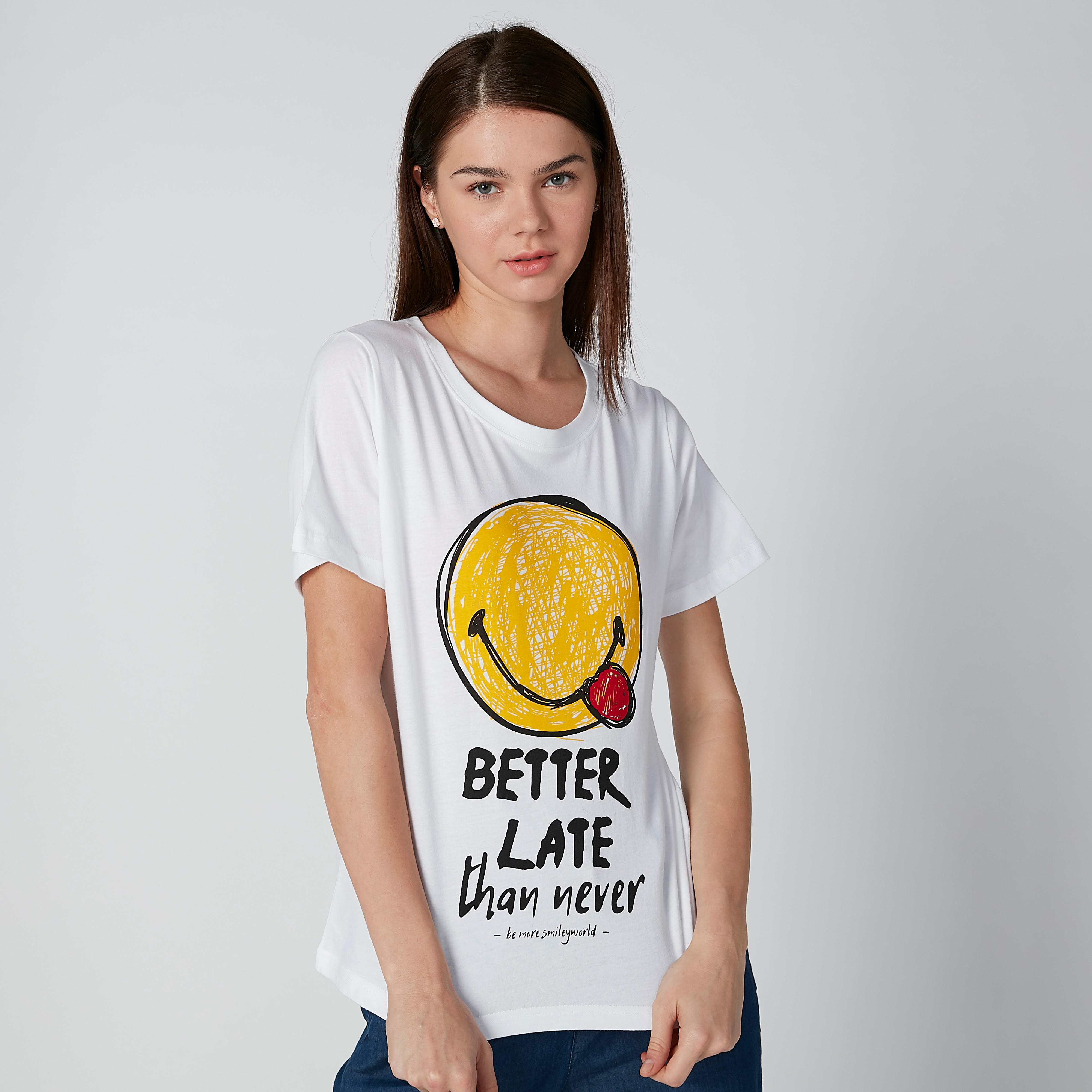 تيشيرت مستدام بياقة مستديرة وطبعات سمايلي وورلد-women-clothing-tshirts-image-1