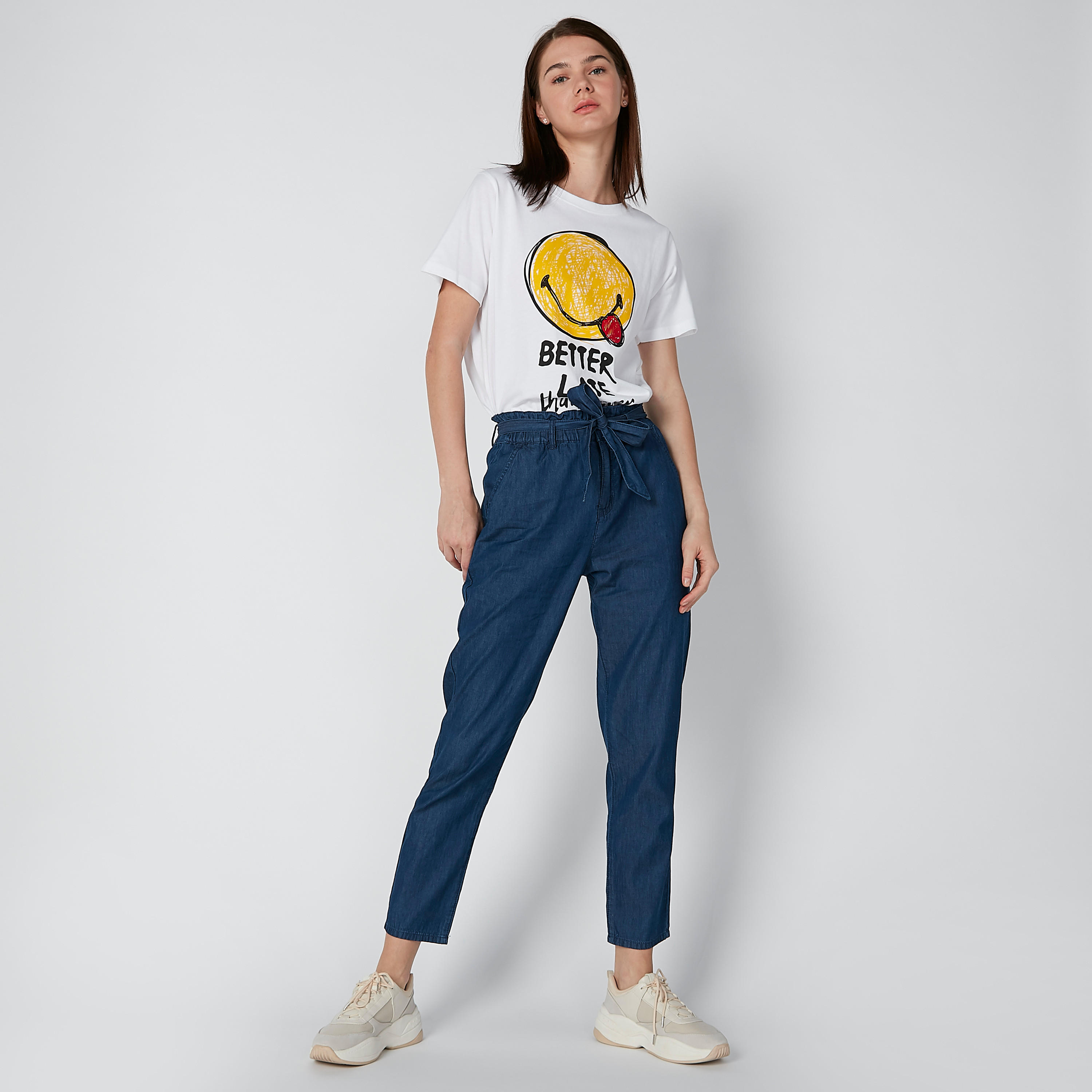 تيشيرت مستدام بياقة مستديرة وطبعات سمايلي وورلد-women-clothing-tshirts-image-3