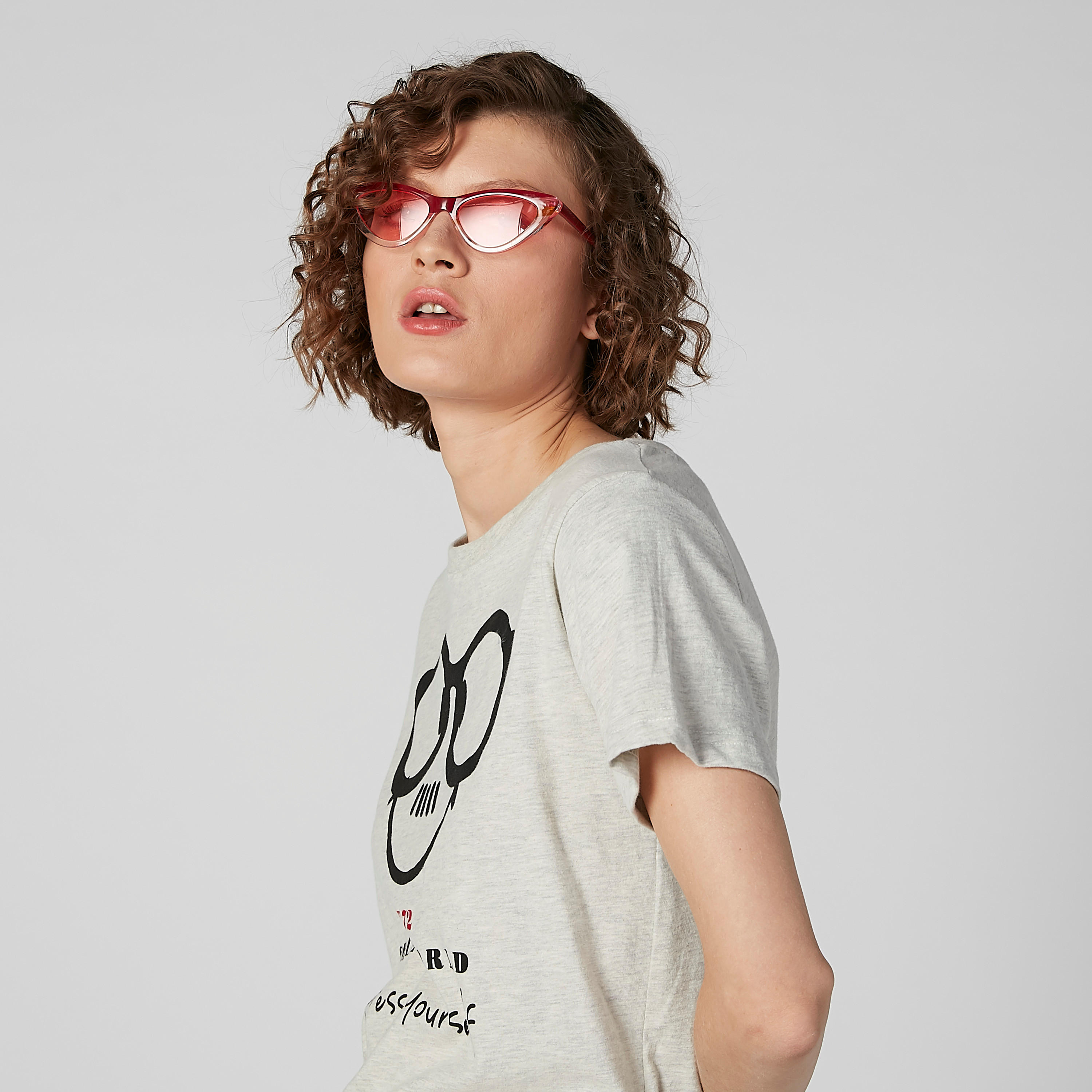 بلوزة مستدامة بياقة مستديرة وأكمام قصيرة وطبعات نصيّة-women-clothing-tshirts-image-3