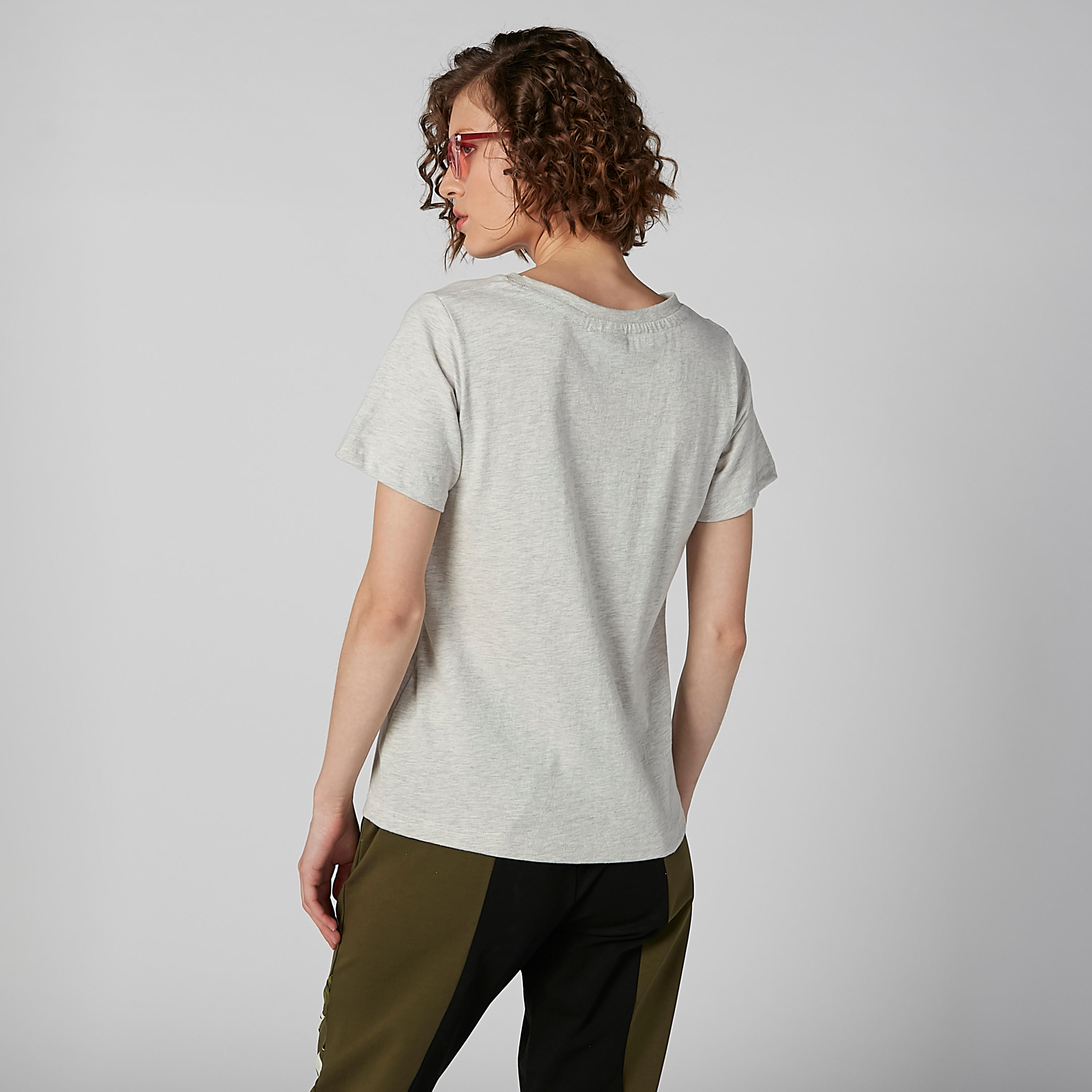 بلوزة مستدامة بياقة مستديرة وأكمام قصيرة وطبعات نصيّة-women-clothing-tshirts-image-4