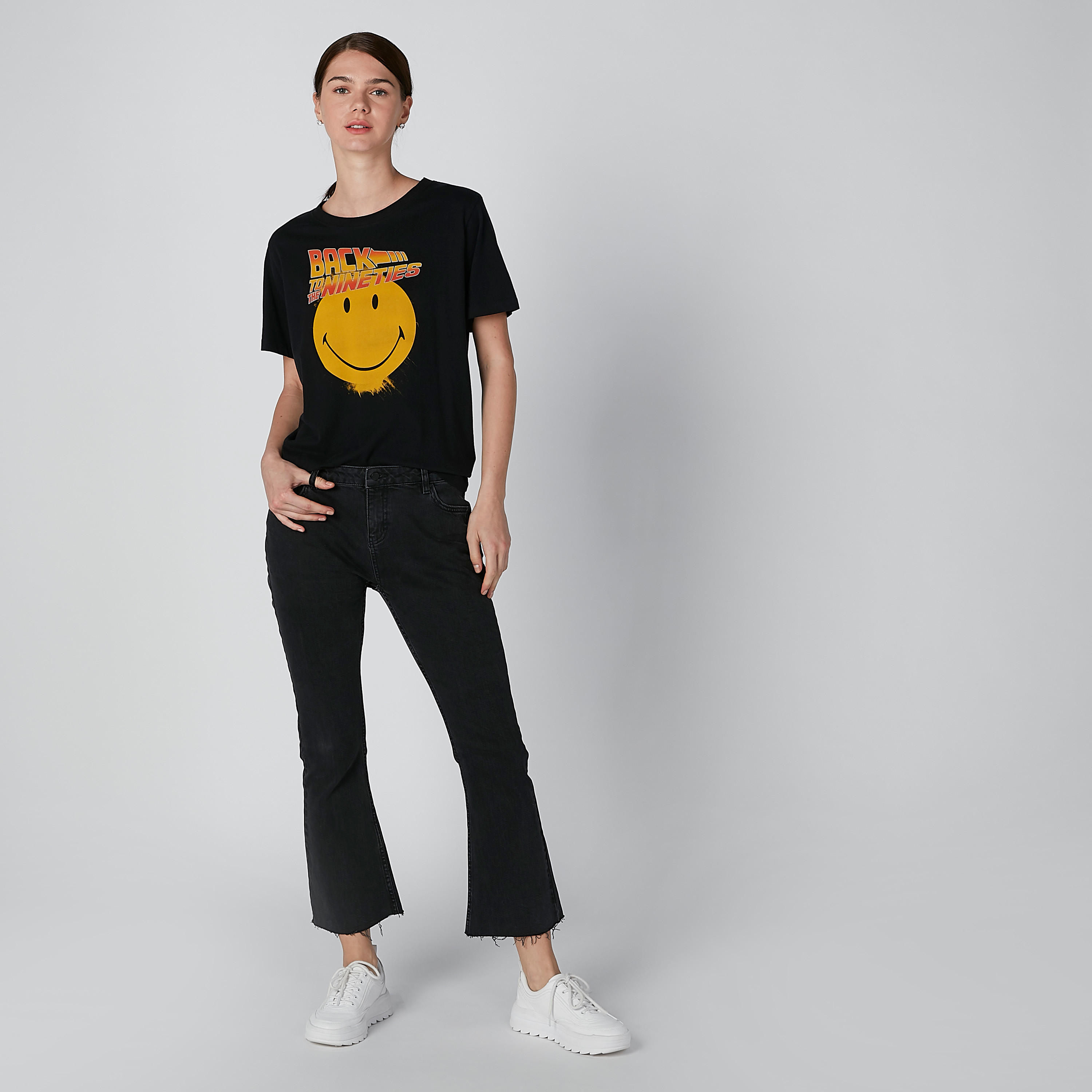 تيشيرت مستدام بياقة مستديرة وطبعات سمايلي وورلد-women-clothing-tshirts-image-2