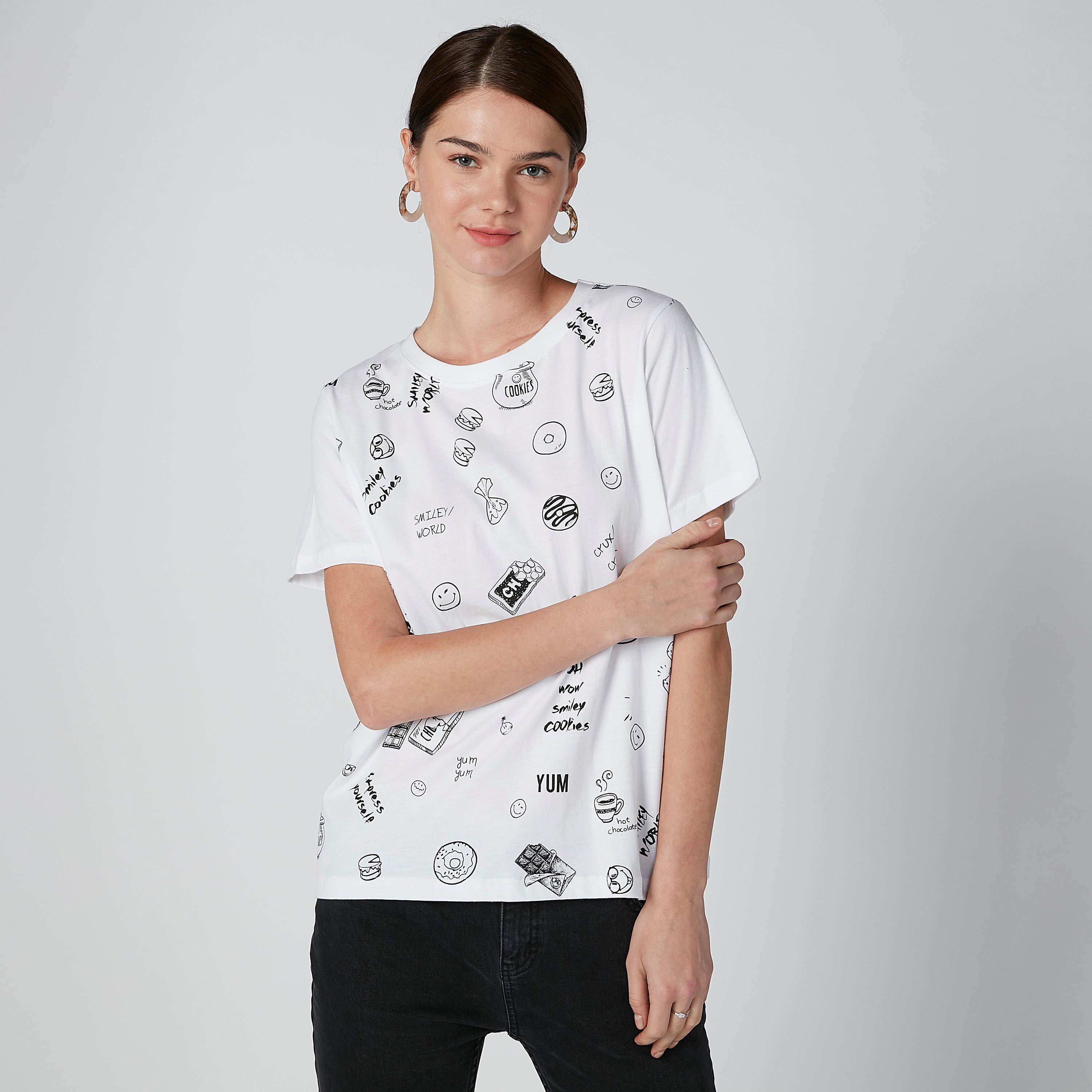 تيشيرت مستدام بأكمام قصيرة وطبعات سمايلي وورلد-women-clothing-tshirts-image-1