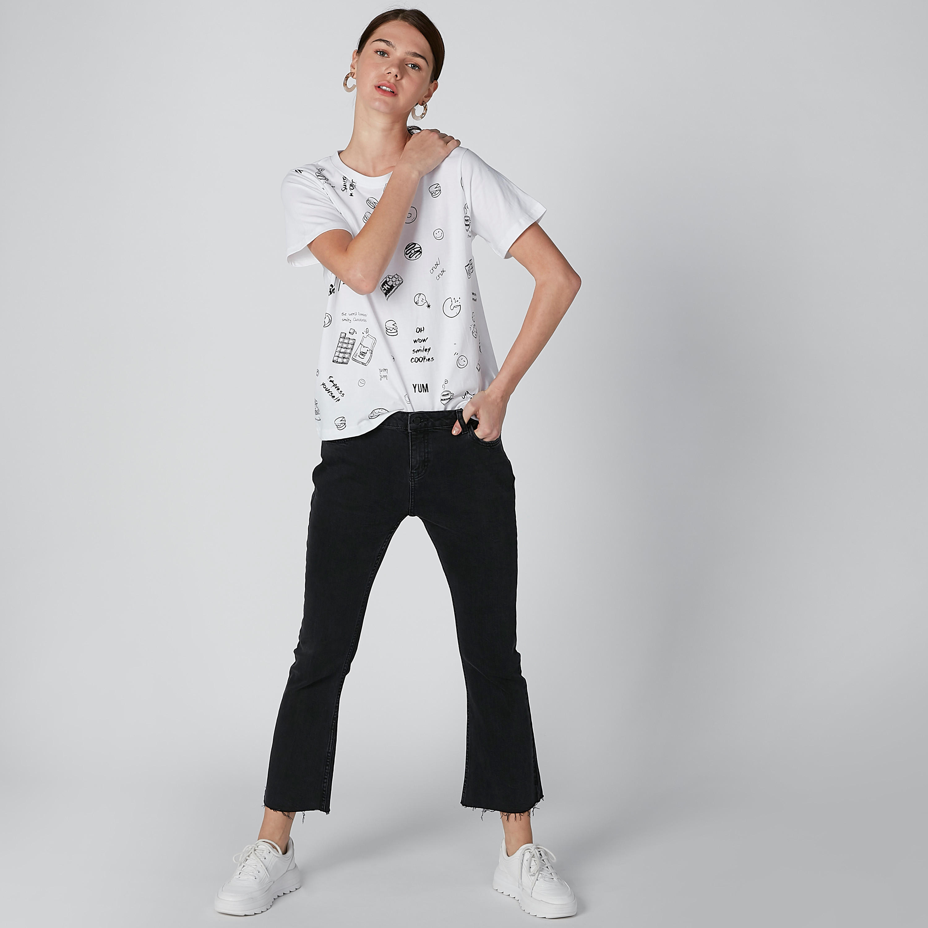 تيشيرت مستدام بأكمام قصيرة وطبعات سمايلي وورلد-women-clothing-tshirts-image-3