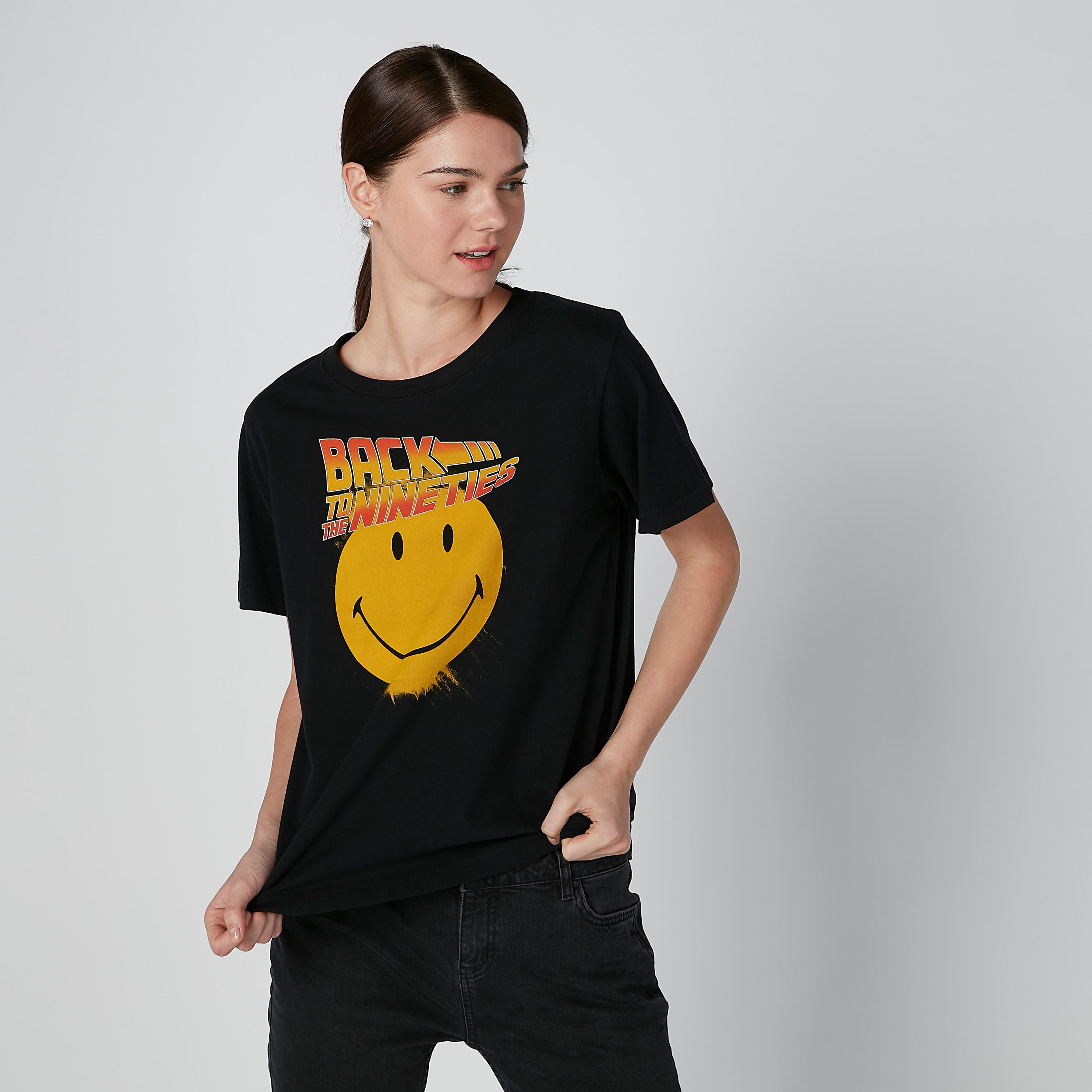 تيشيرت مستدام بأكمام قصيرة وطبعات سمايلي وورلد-women-clothing-tshirts-image-1