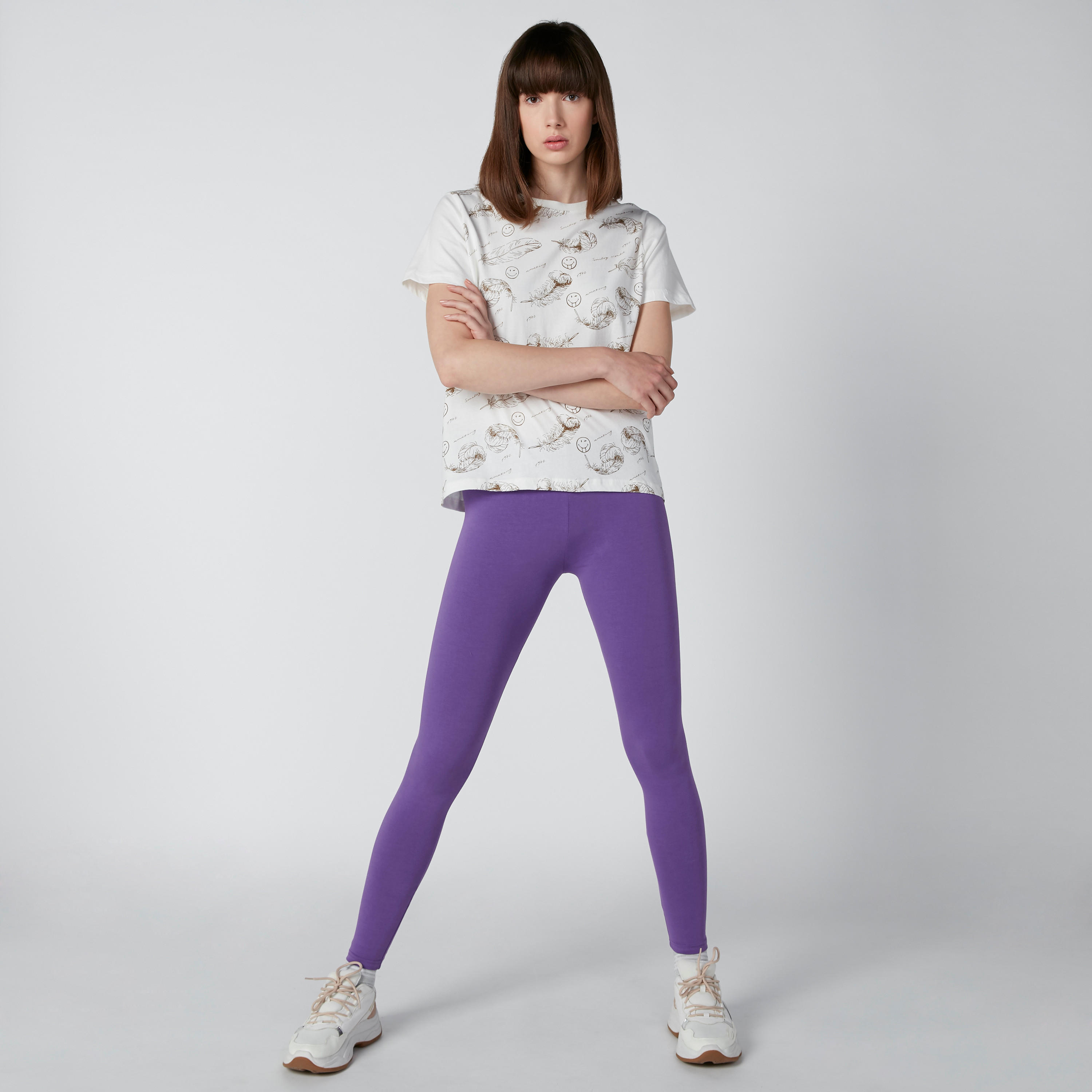 تيشيرت مستدام بأكمام قصيرة وطبعات سمايلي وورلد-women-clothing-tshirts-image-1