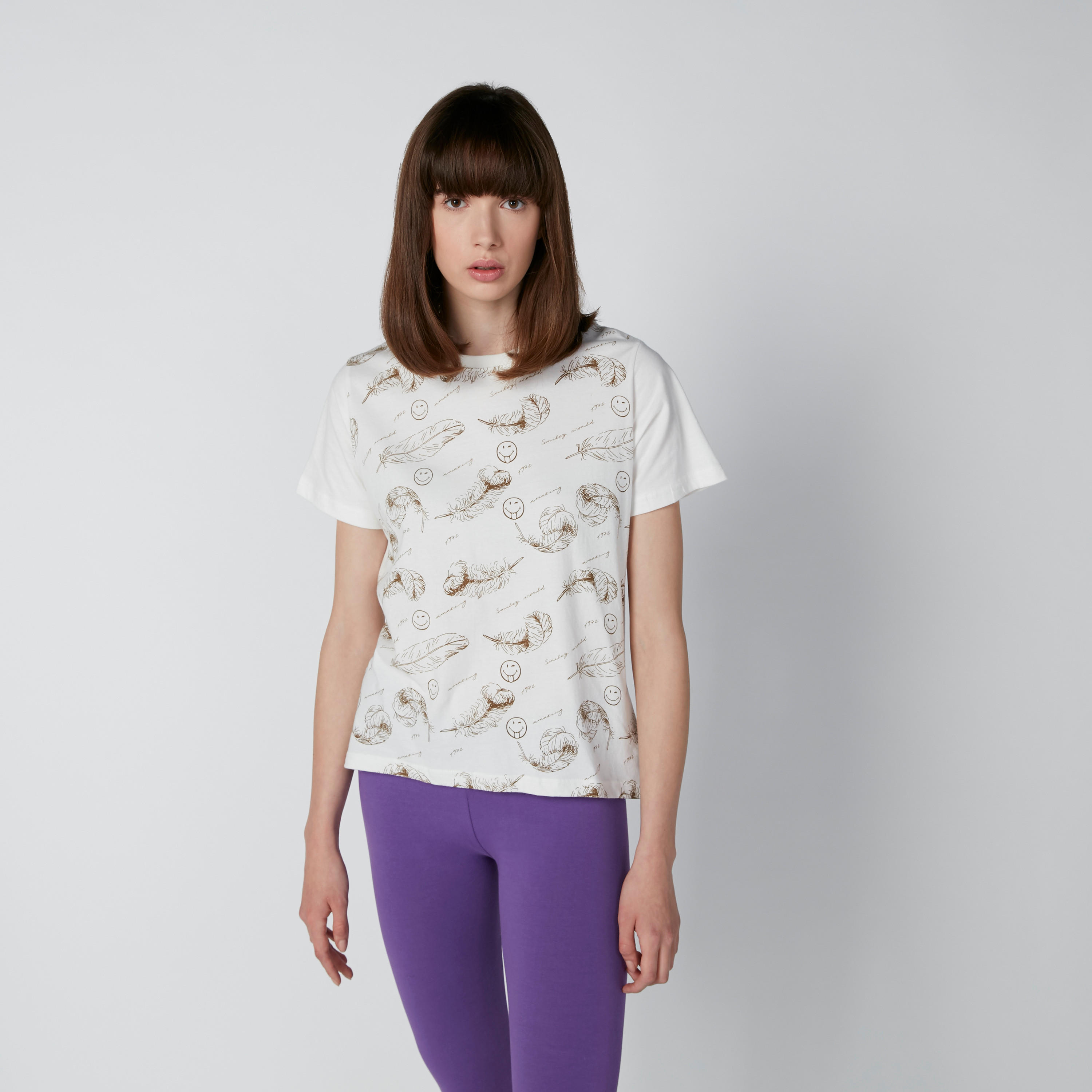 تيشيرت مستدام بأكمام قصيرة وطبعات سمايلي وورلد-women-clothing-tshirts-image-3