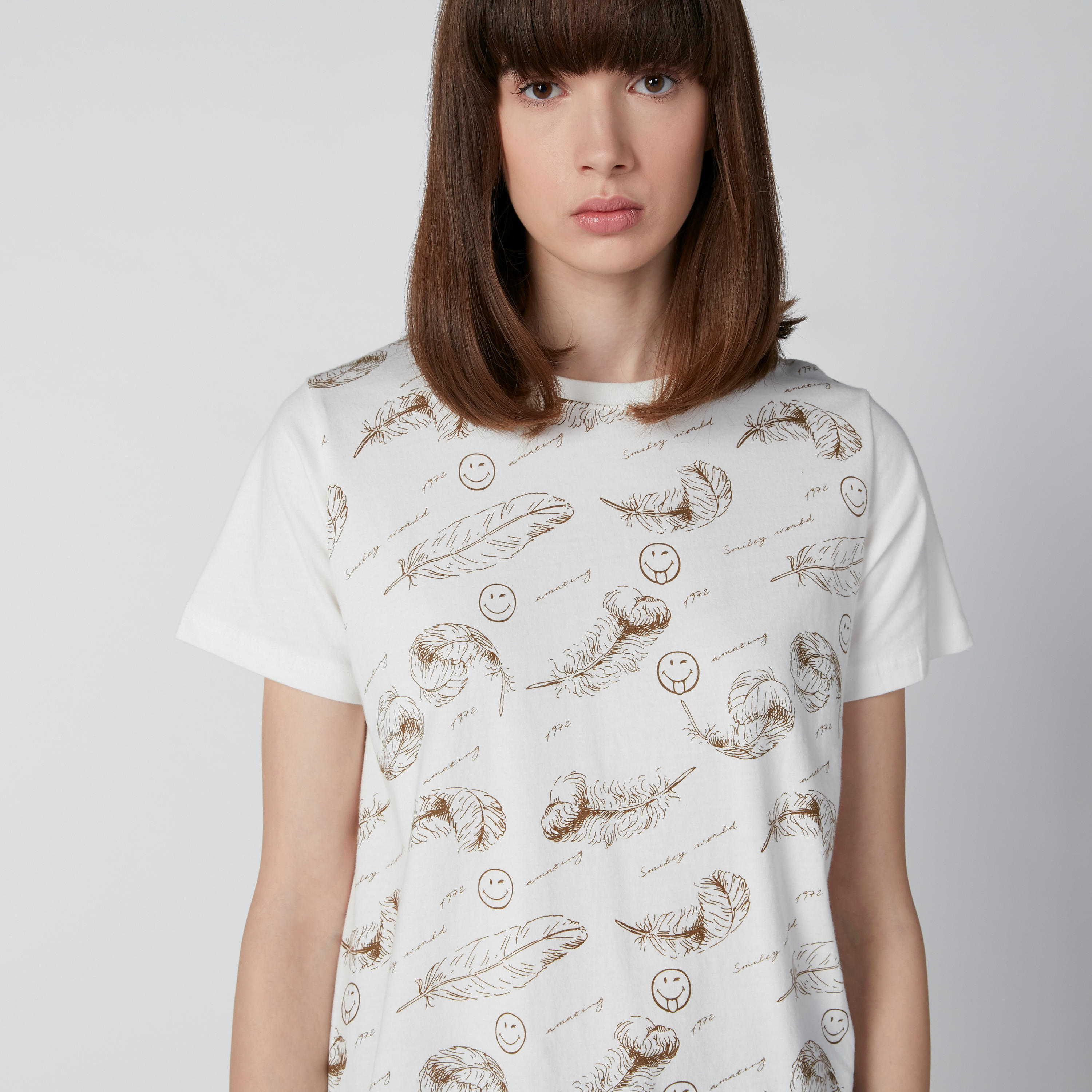 تيشيرت مستدام بأكمام قصيرة وطبعات سمايلي وورلد-women-clothing-tshirts-image-4