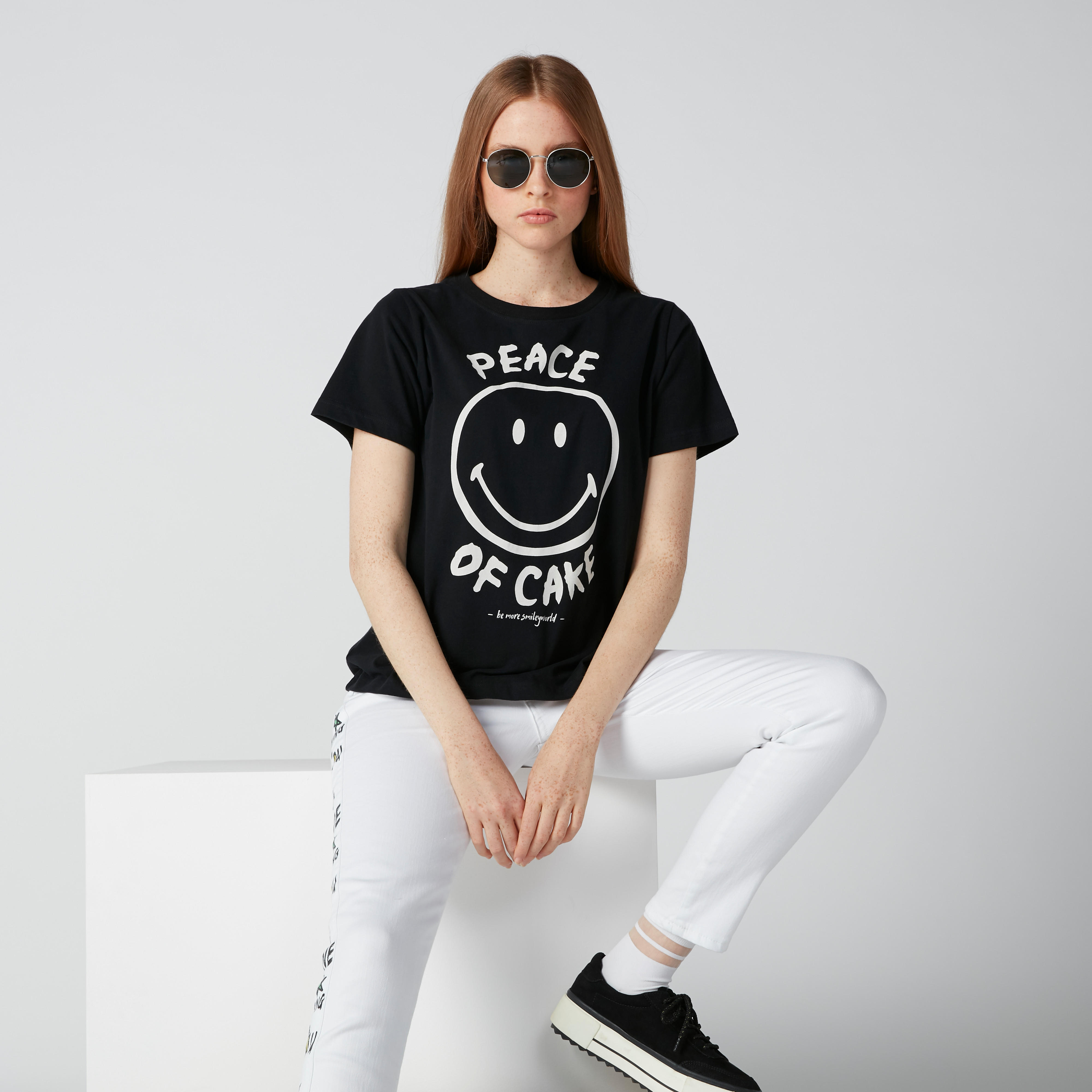 تيشيرت مستدام بأكمام قصيرة وطبعات سمايلي وورلد-women-clothing-tshirts-image-1