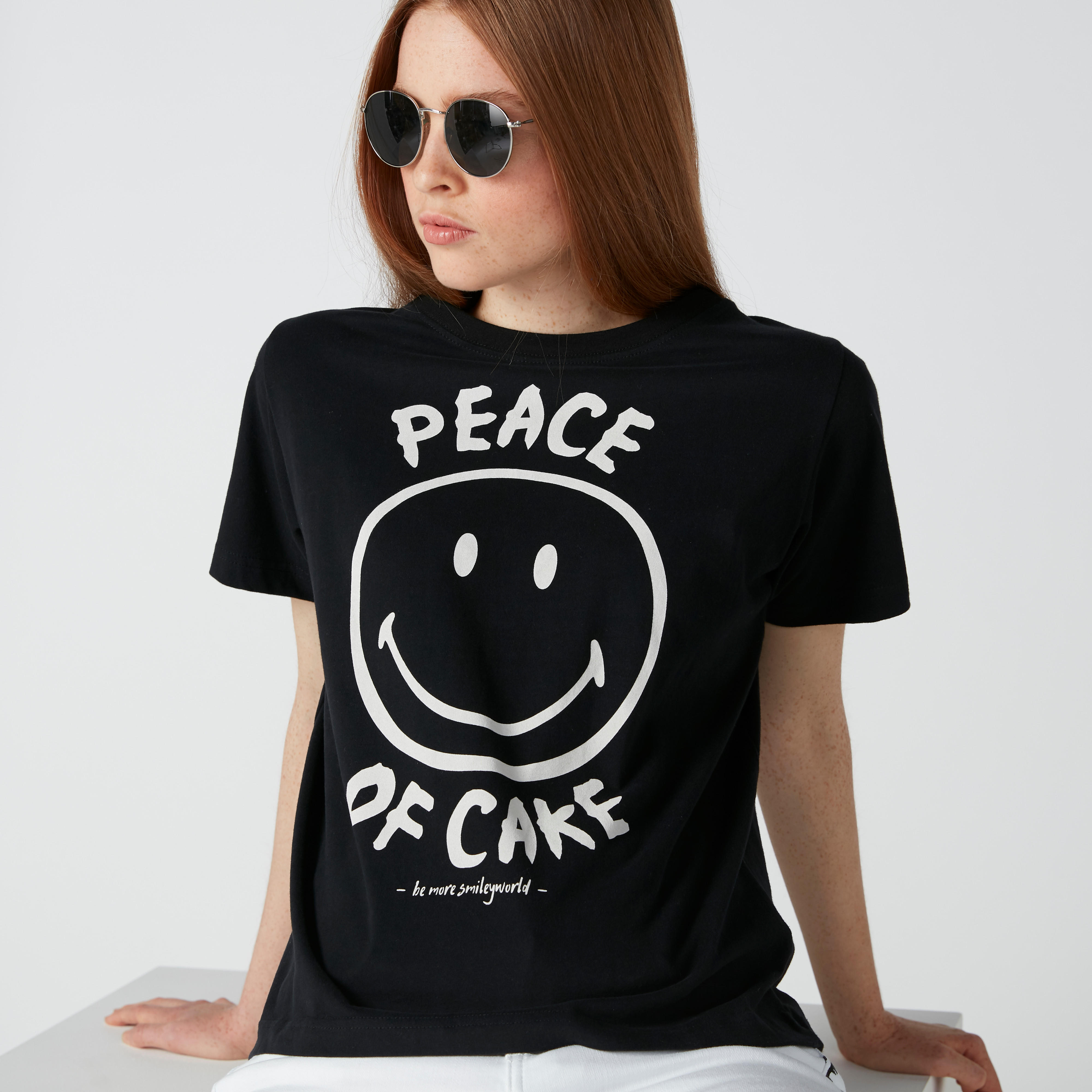 تيشيرت مستدام بأكمام قصيرة وطبعات سمايلي وورلد-women-clothing-tshirts-image-3