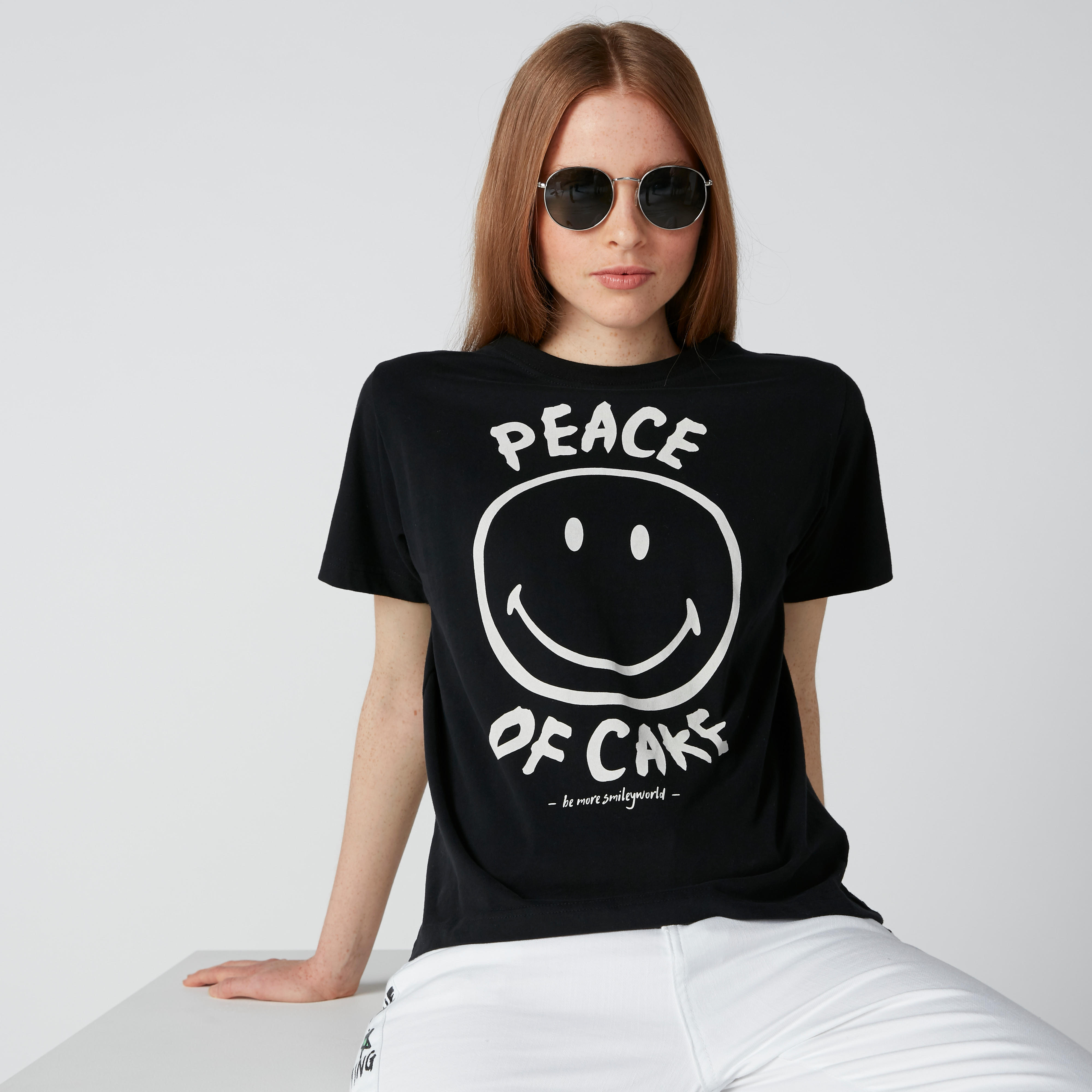 تيشيرت مستدام بأكمام قصيرة وطبعات سمايلي وورلد-women-clothing-tshirts-image-4