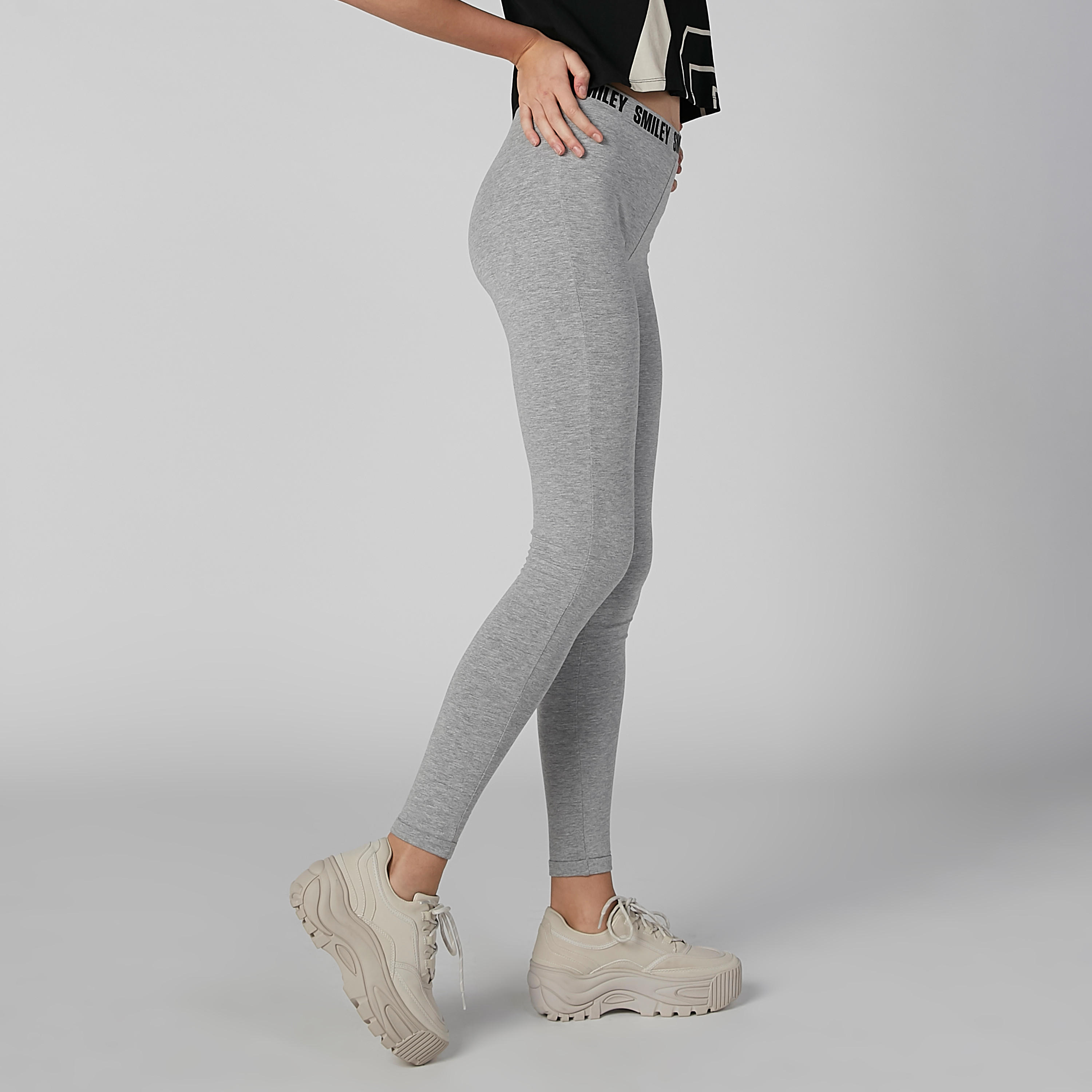 بنطال ليقنز سادة بخصر مطّاطي وطبعات سمايلي وورلد-women-clothing-bottoms-leggings-image-3